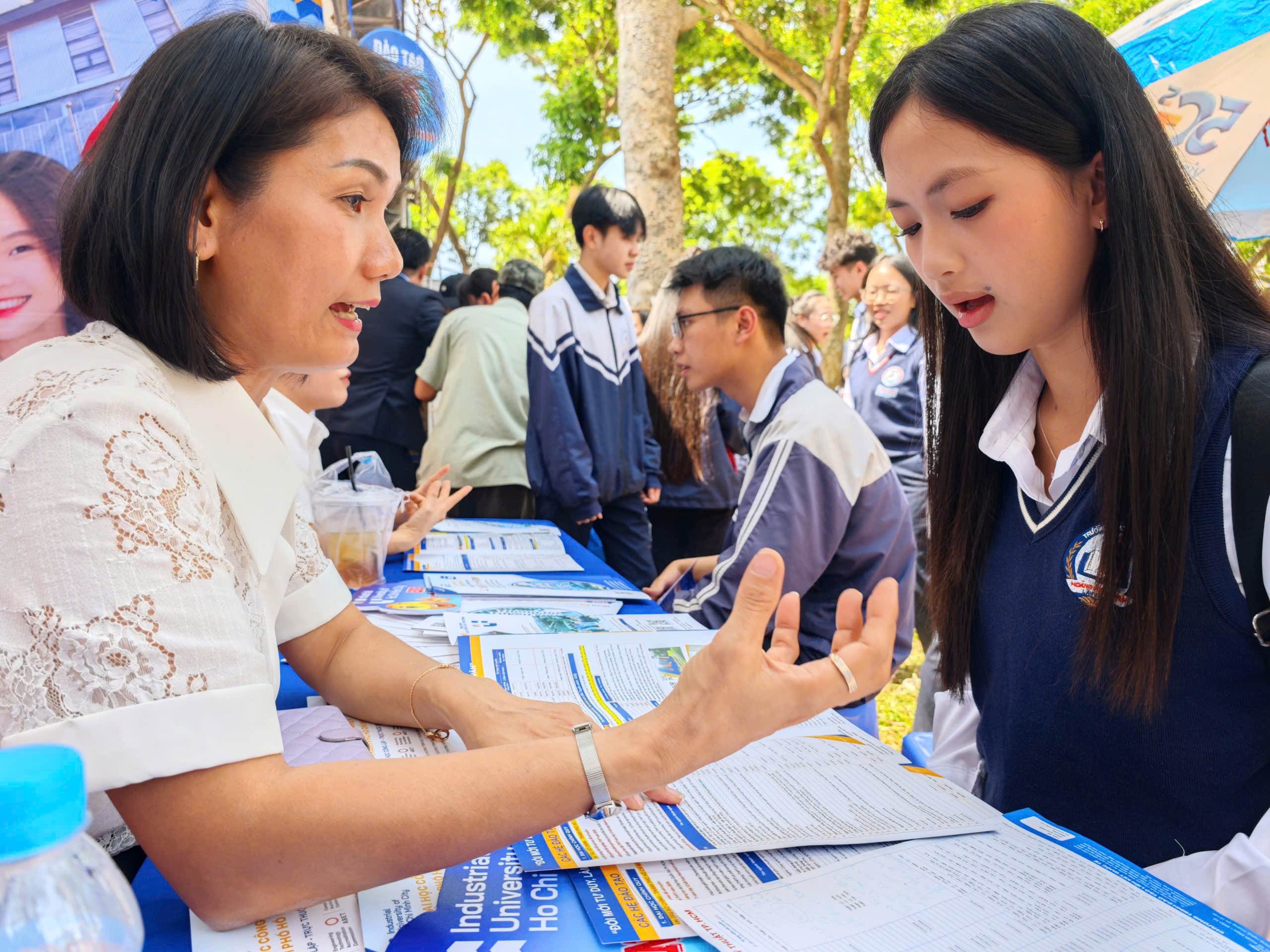 Gần 5.000 học sinh lớp 12 'h&iacute;t thở' kh&ocirc;ng kh&iacute; đại học trước c&aacute;c kỳ thi lớn - Ảnh 13.