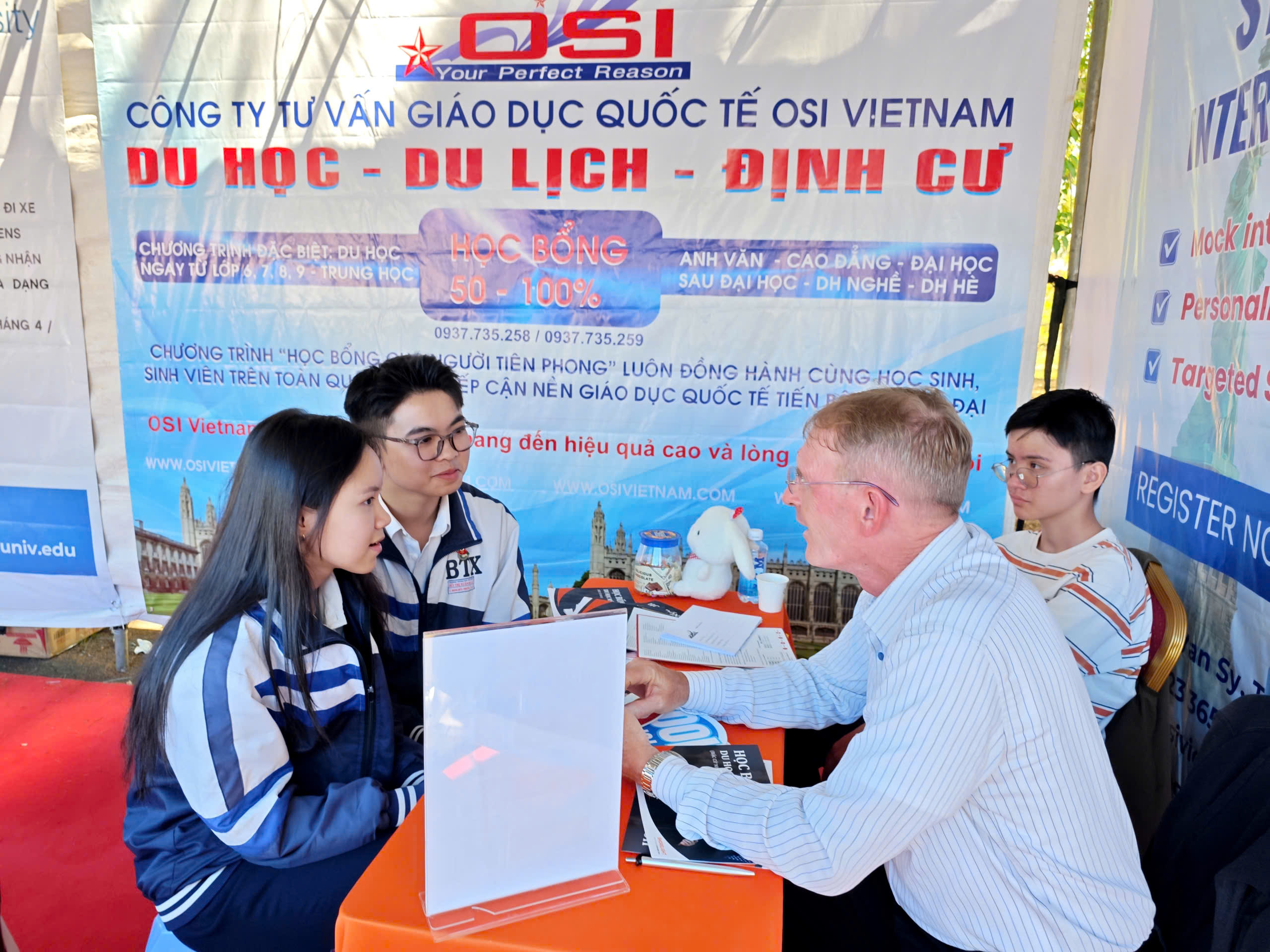 Gần 5.000 học sinh lớp 12 'h&iacute;t thở' kh&ocirc;ng kh&iacute; đại học trước c&aacute;c kỳ thi lớn - Ảnh 11.