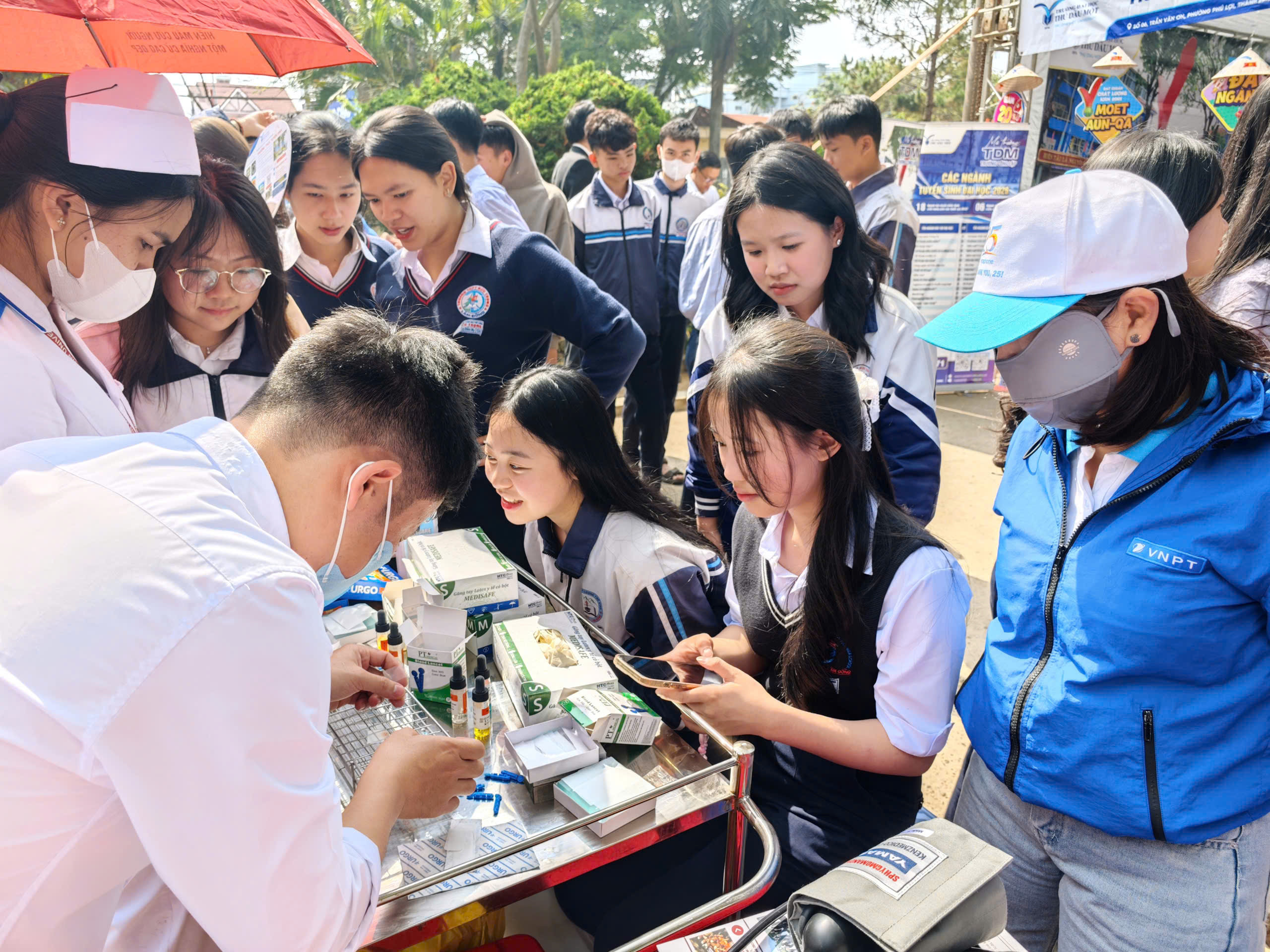 Gần 5.000 học sinh lớp 12 'h&iacute;t thở' kh&ocirc;ng kh&iacute; đại học trước c&aacute;c kỳ thi lớn - Ảnh 8.