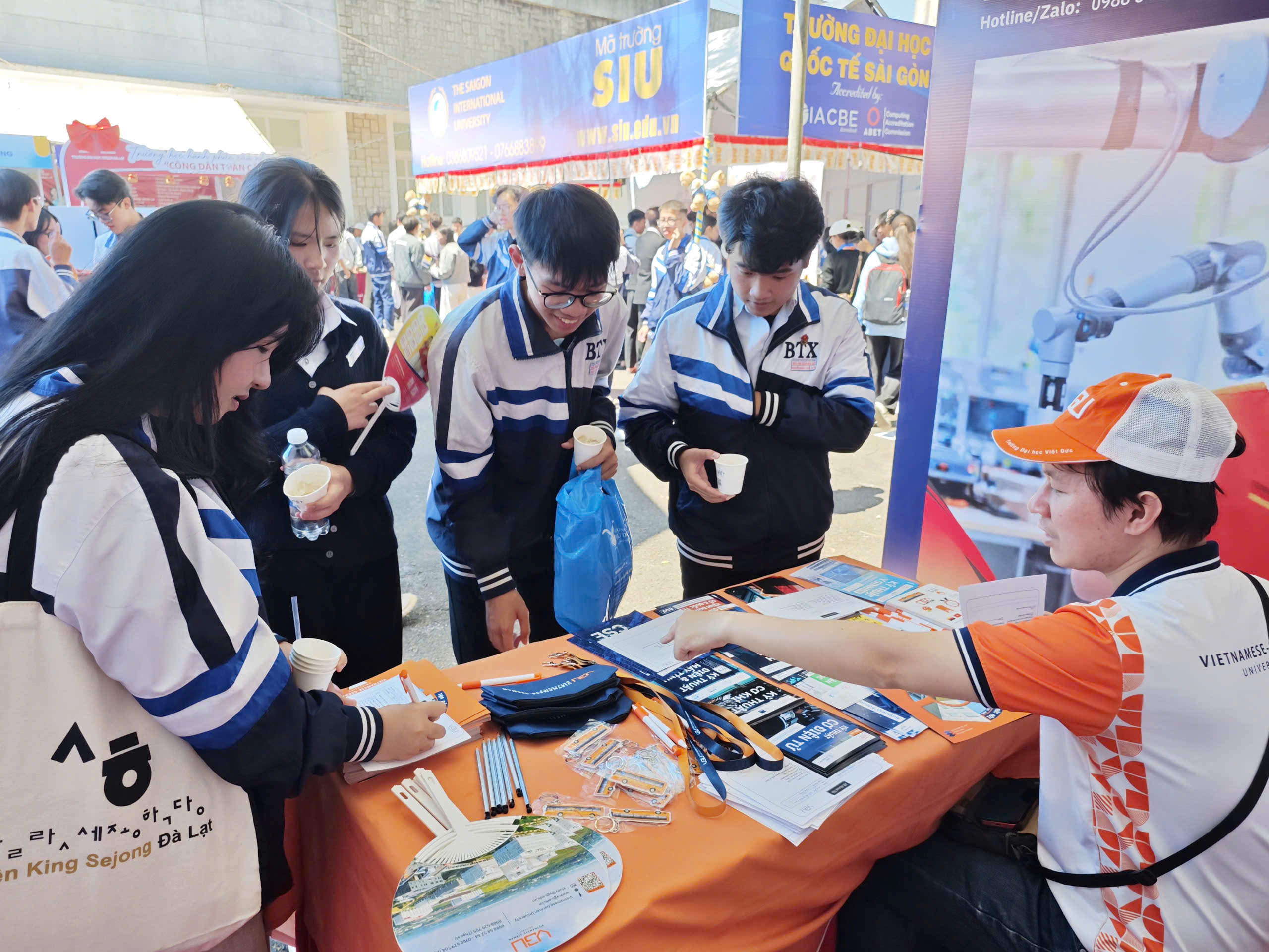 Gần 5.000 học sinh lớp 12 'h&iacute;t thở' kh&ocirc;ng kh&iacute; đại học trước c&aacute;c kỳ thi lớn - Ảnh 10.