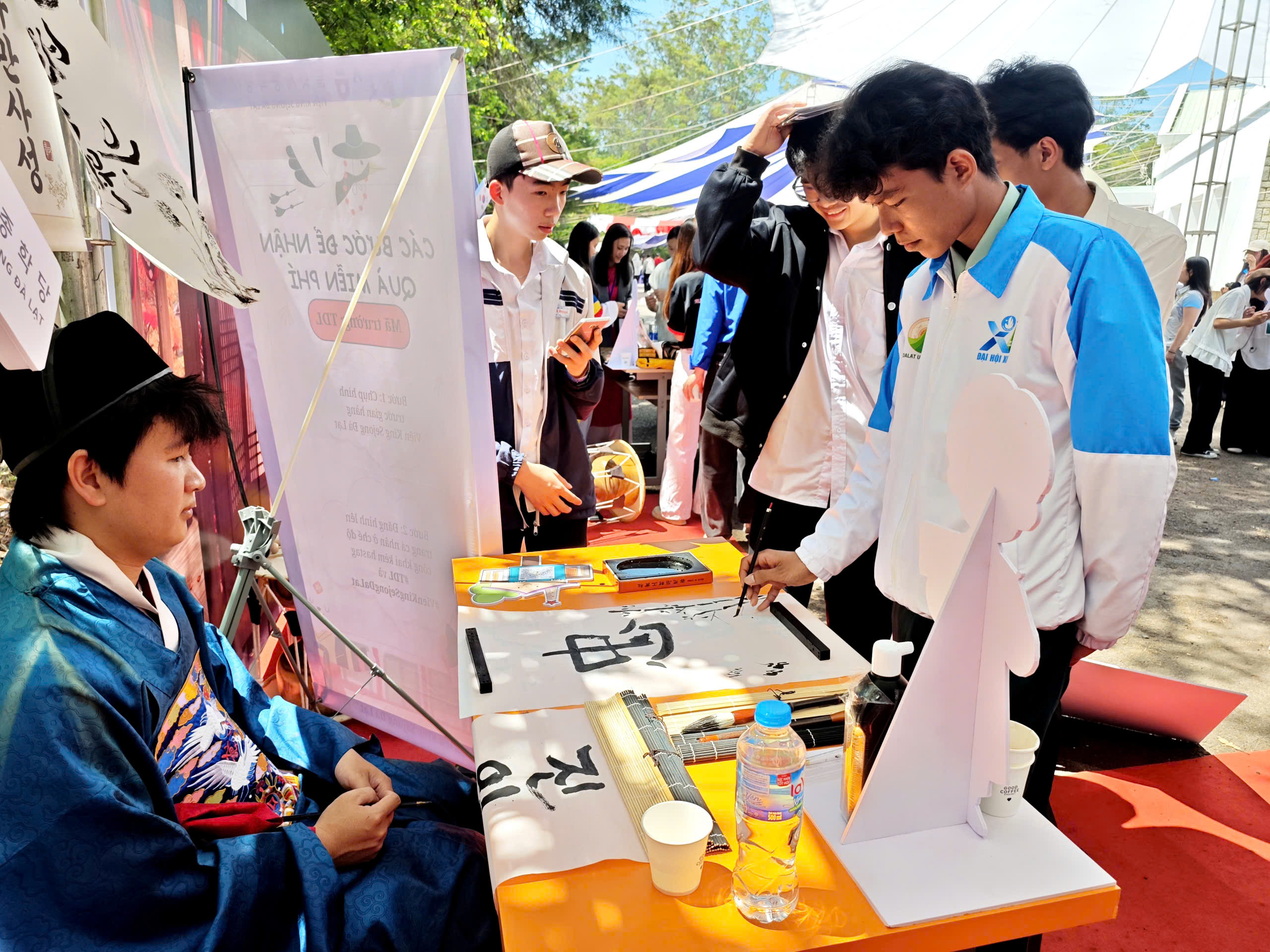 Gần 5.000 học sinh lớp 12 'h&iacute;t thở' kh&ocirc;ng kh&iacute; đại học trước c&aacute;c kỳ thi lớn - Ảnh 7.