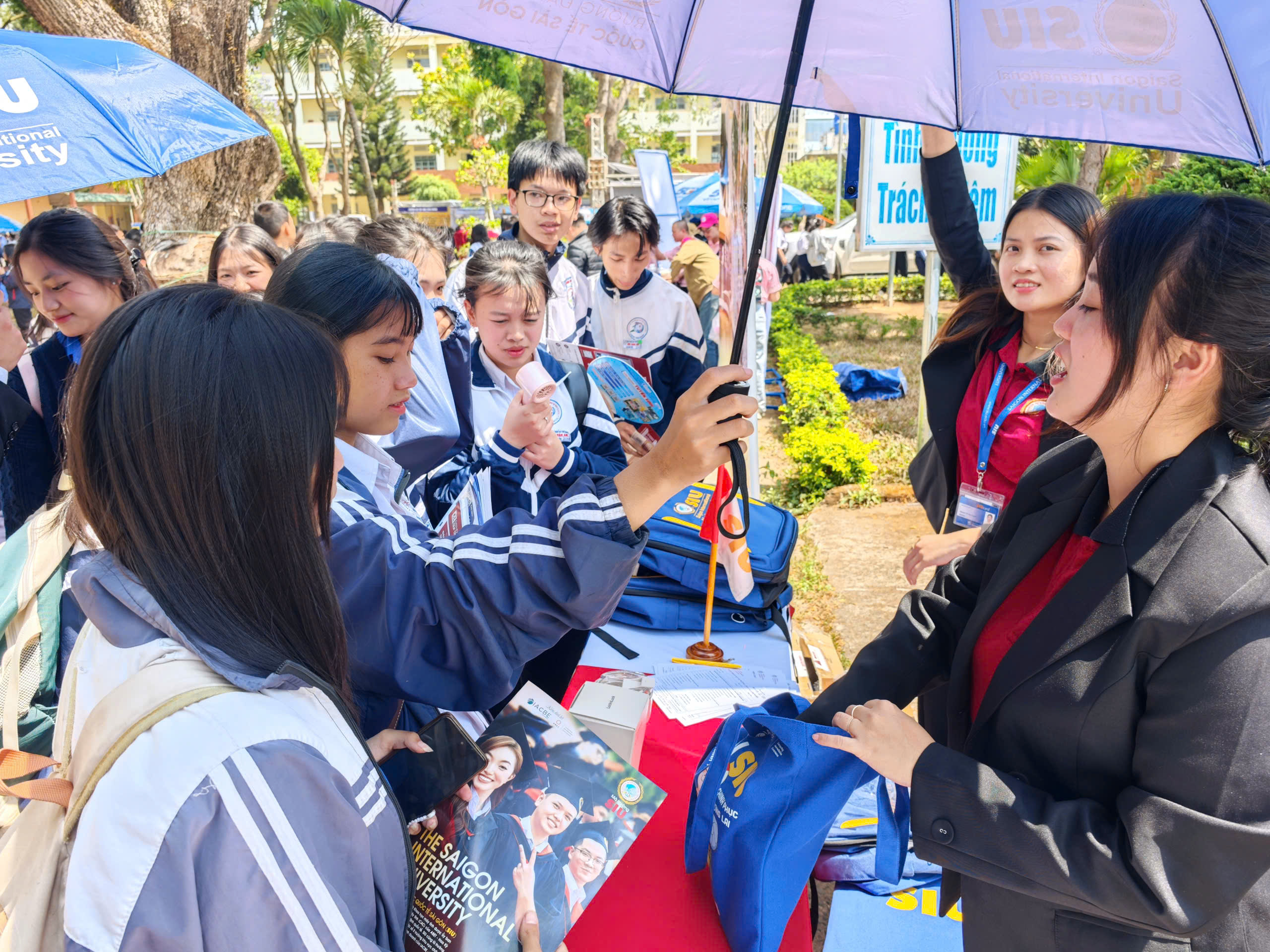 Gần 5.000 học sinh lớp 12 'h&iacute;t thở' kh&ocirc;ng kh&iacute; đại học trước c&aacute;c kỳ thi lớn - Ảnh 9.