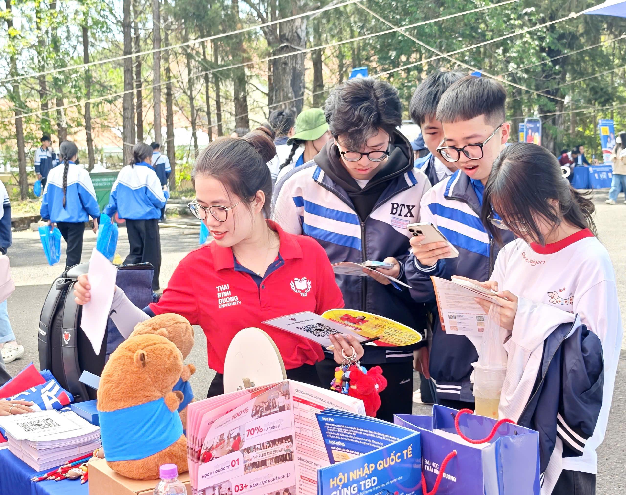 Gần 5.000 học sinh lớp 12 'h&iacute;t thở' kh&ocirc;ng kh&iacute; đại học trước c&aacute;c kỳ thi lớn - Ảnh 12.