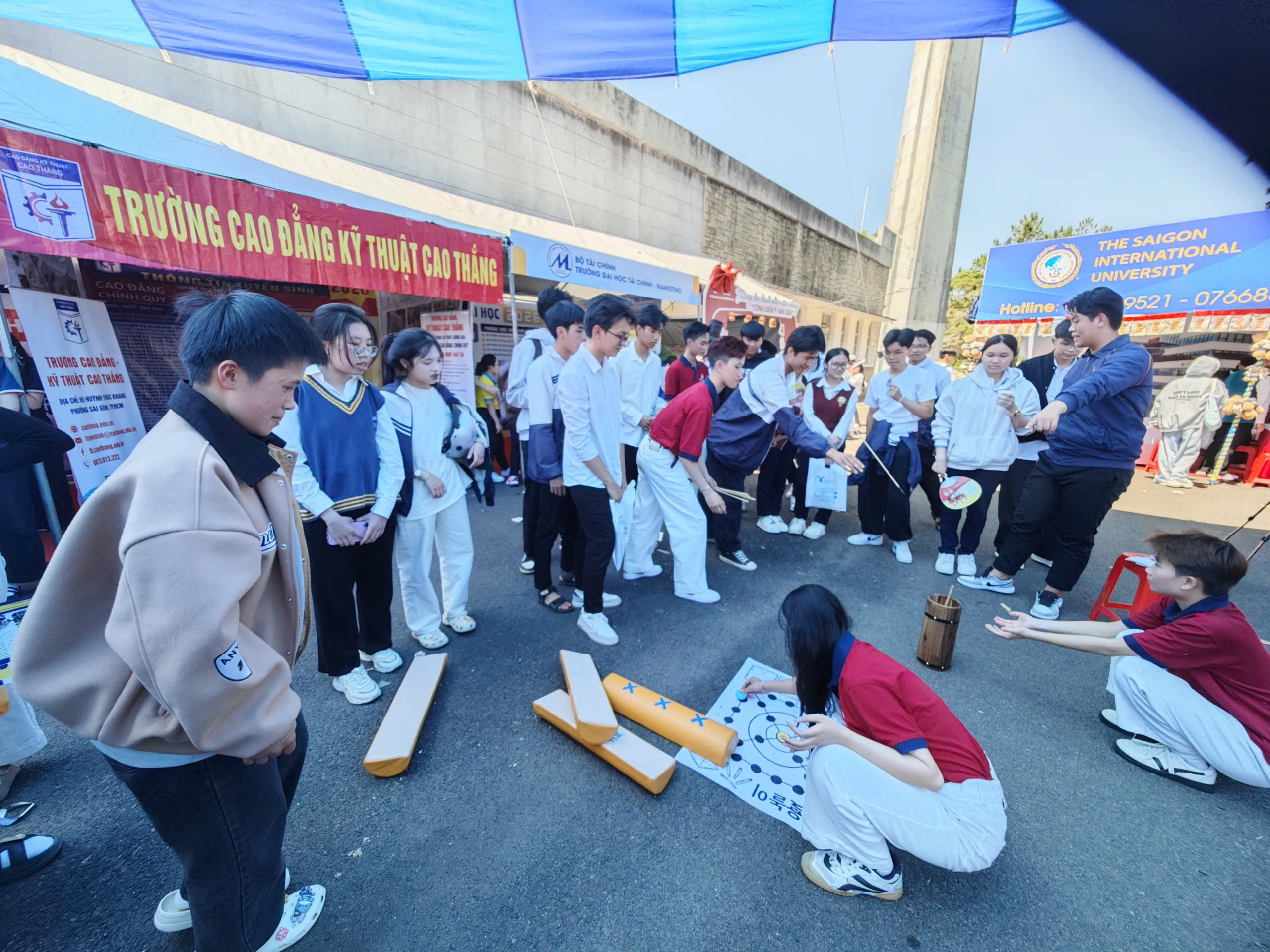 Gần 5.000 học sinh lớp 12 'h&iacute;t thở' kh&ocirc;ng kh&iacute; đại học trước c&aacute;c kỳ thi lớn - Ảnh 6.