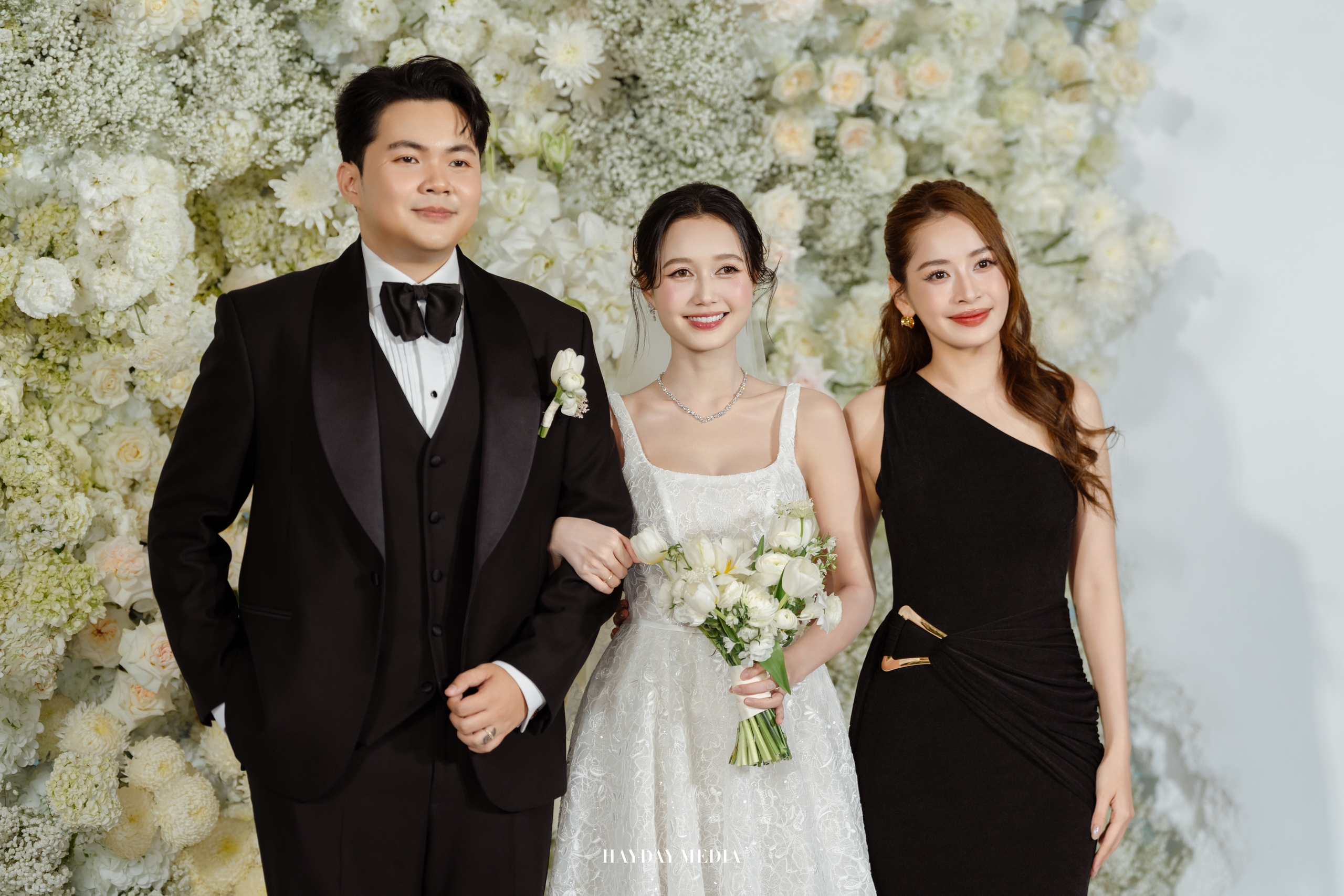 Sam, Trương Quỳnh Anh mặc gợi cảm dự đ&aacute;m cưới Nhung Gumiho v&agrave; chồng nhạc sĩ - Ảnh 3.