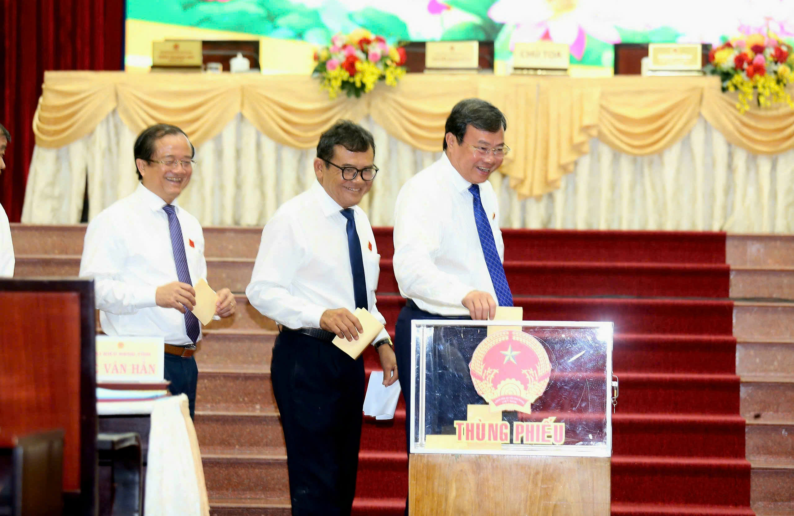 Chủ tịch HĐND và Chủ tịch UBND tỉnh Tây Ninh tái đắc cử nhiệm kỳ 2026 - 2031 - Ảnh 1. Chủ tịch HĐND và Chủ tịch UBND tỉnh Tây Ninh tái đắc cử nhiệm kỳ 2026 - 2031 - Ảnh 1.