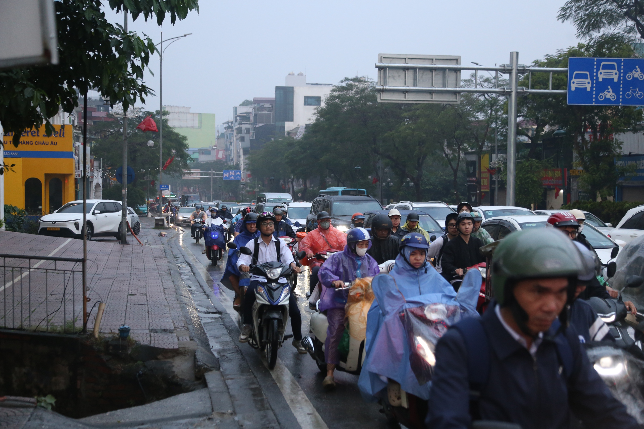 Cầu Chương Dương 'thất thủ' khi H&agrave; Nội cấm xe qua cầu Long Bi&ecirc;n - Ảnh 3.