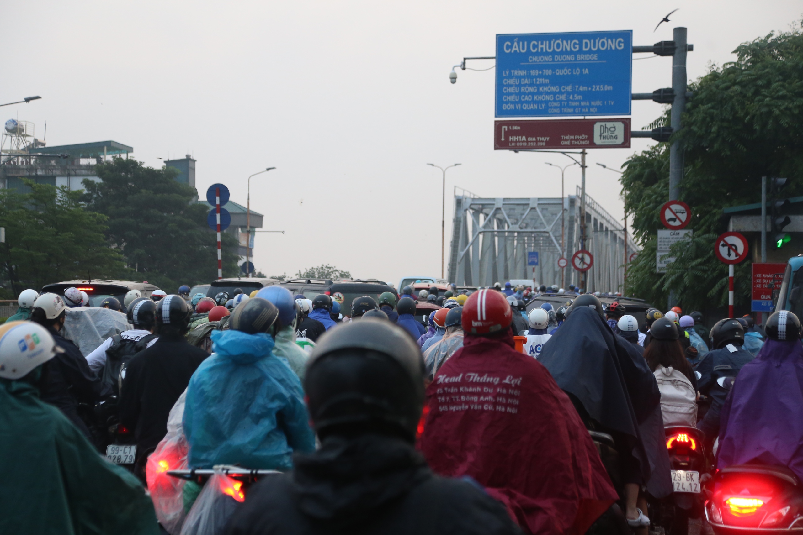 Cầu Chương Dương 'thất thủ' khi H&agrave; Nội cấm xe qua cầu Long Bi&ecirc;n - Ảnh 2.