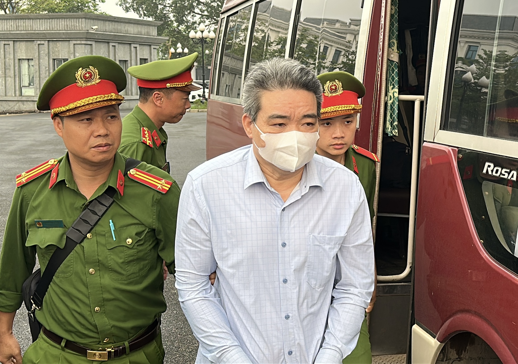 Cựu thứ trưởng Bộ NN-PTNT và 4 cấp dưới nhận hối lộ hơn 40 tỉ đồng- Ảnh 2.