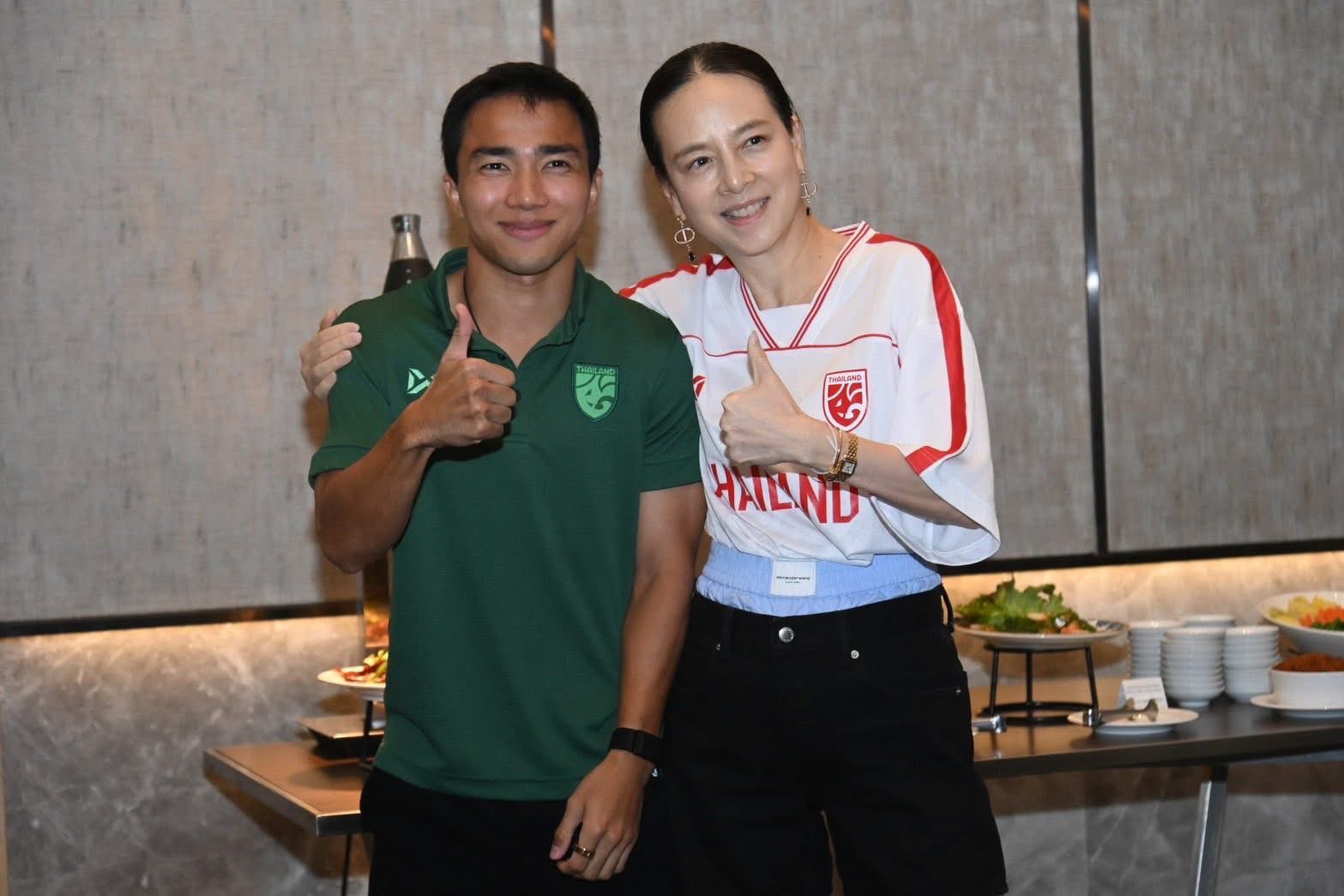 Madam Pang sốt ruột tăng tiền thưởng 4 tỉ đồng cho đội tuyển Th&aacute;i Lan trước  trận sống c&ograve;n