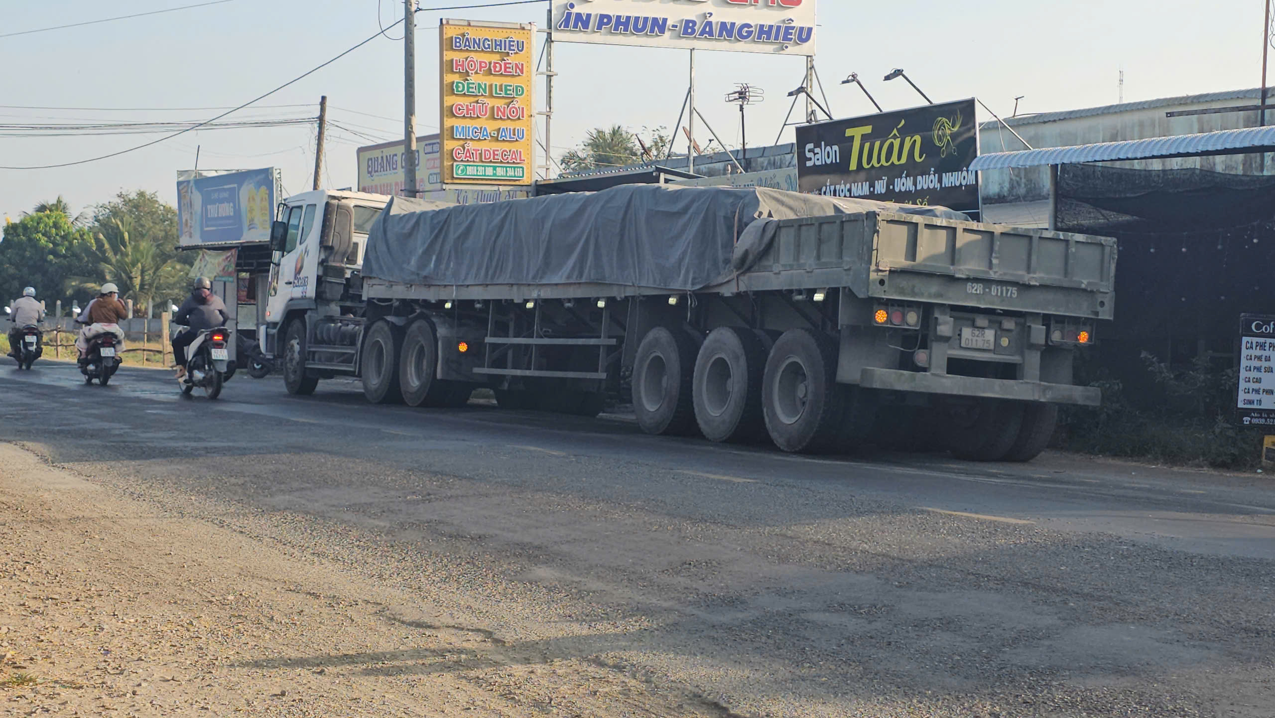 Tai nạn giao thông nghiêm trọng trên Quốc lộ 62 khiến nam thanh niên tử vong - Ảnh 2.