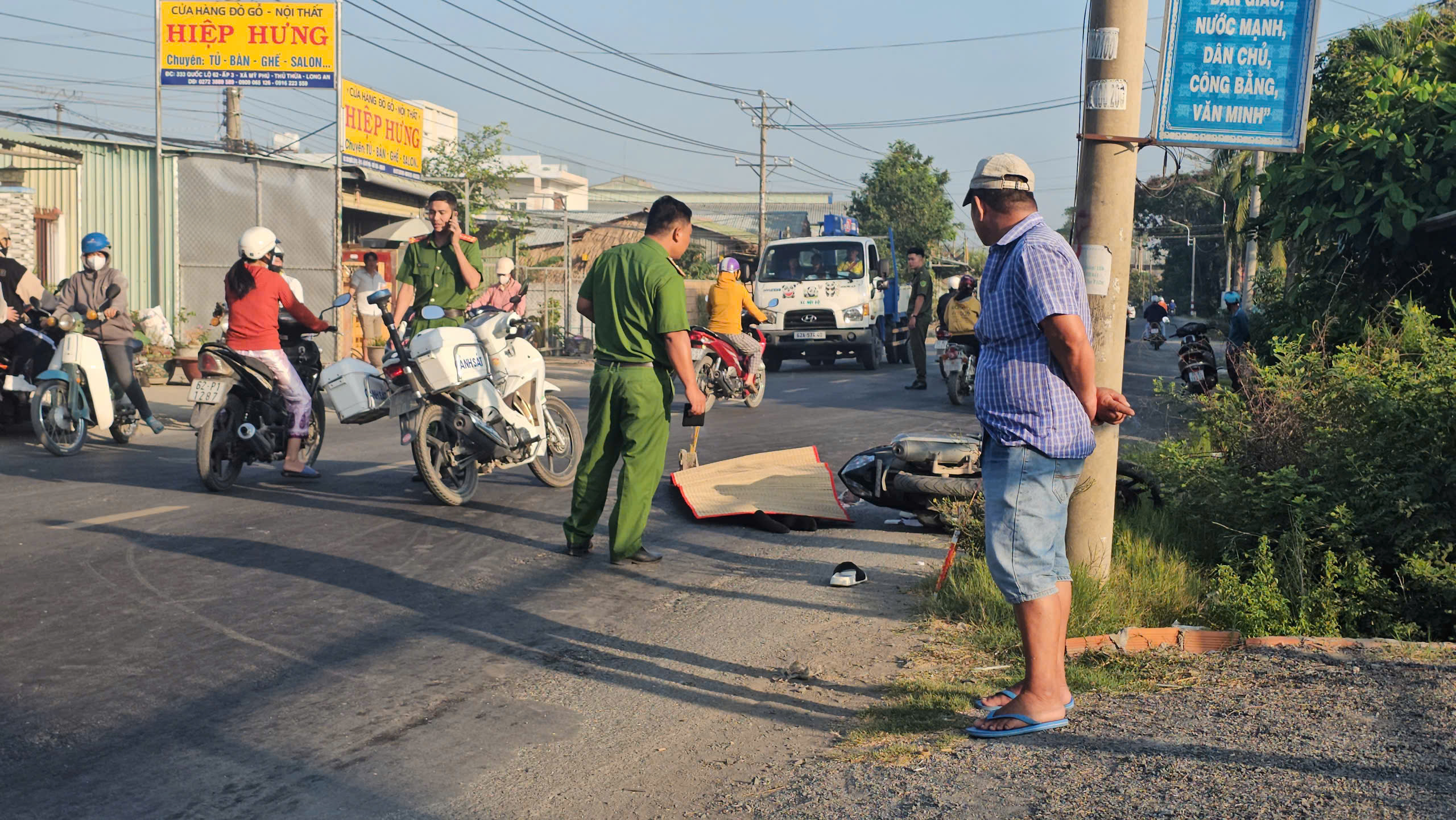 Tai nạn giao thông nghiêm trọng trên Quốc lộ 62 khiến nam thanh niên tử vong - Ảnh 1.