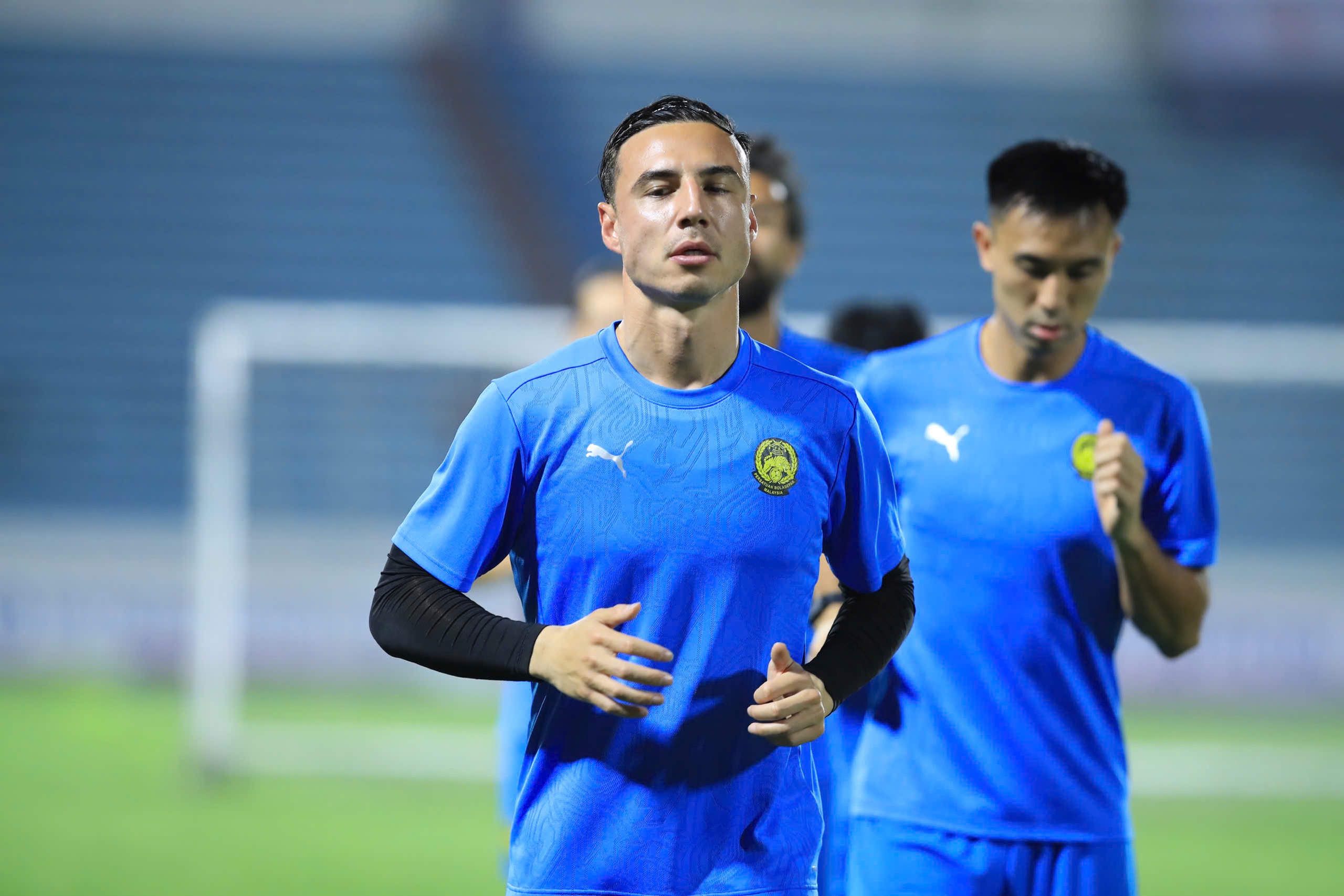 Đội tuyển Malaysia xuất hiện ‘bắt mắt’ trên sân Thiên Trường, báo chí ‘ở nhà’ nóng lòng…- Ảnh 7. Đội tuyển Malaysia xuất hiện ‘bắt mắt’ trên sân Thiên Trường, báo chí ‘ở nhà’ nóng lòng…- Ảnh 7.