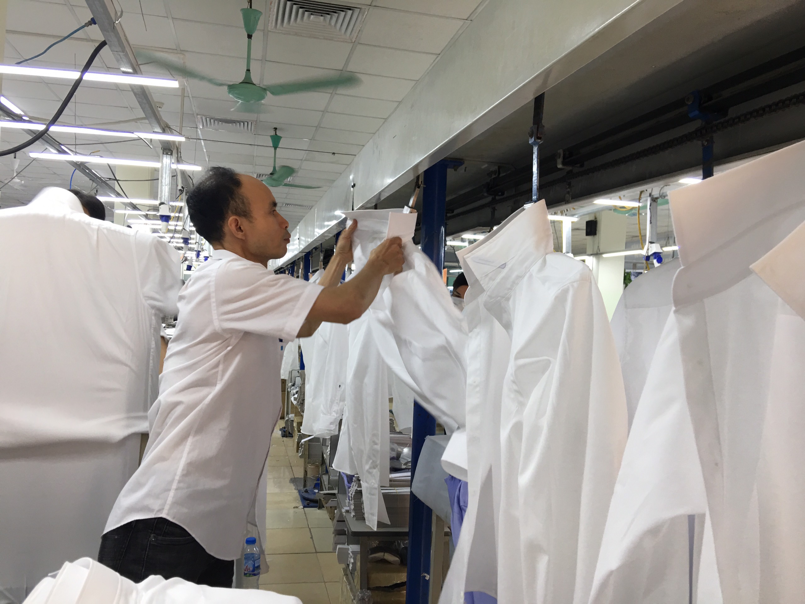 Ngành dệt may Việt Nam ' oằn mình ' trước cú sốc giá dầu và cước container 2026 - Ảnh 2.