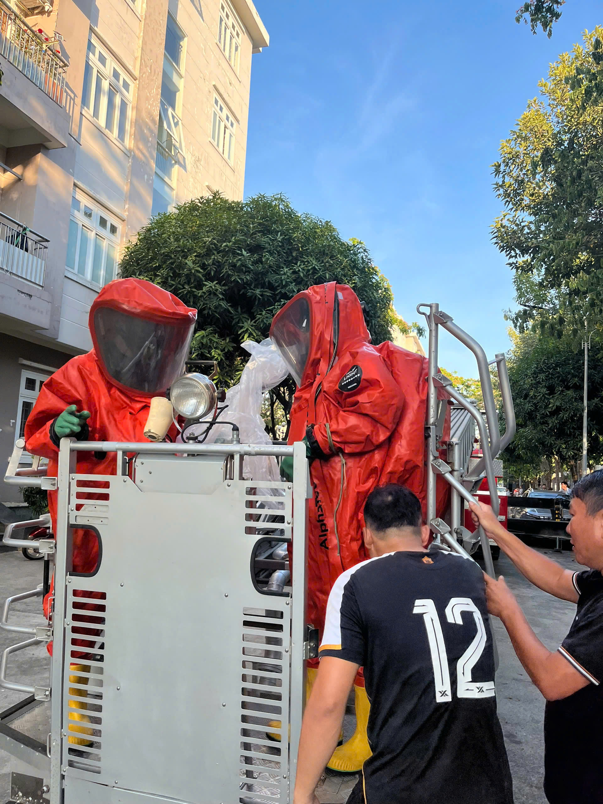 Kịp thời xử lý tổ ong 'khủng' trong khu dân cư ở TP.HCM - Ảnh 2.