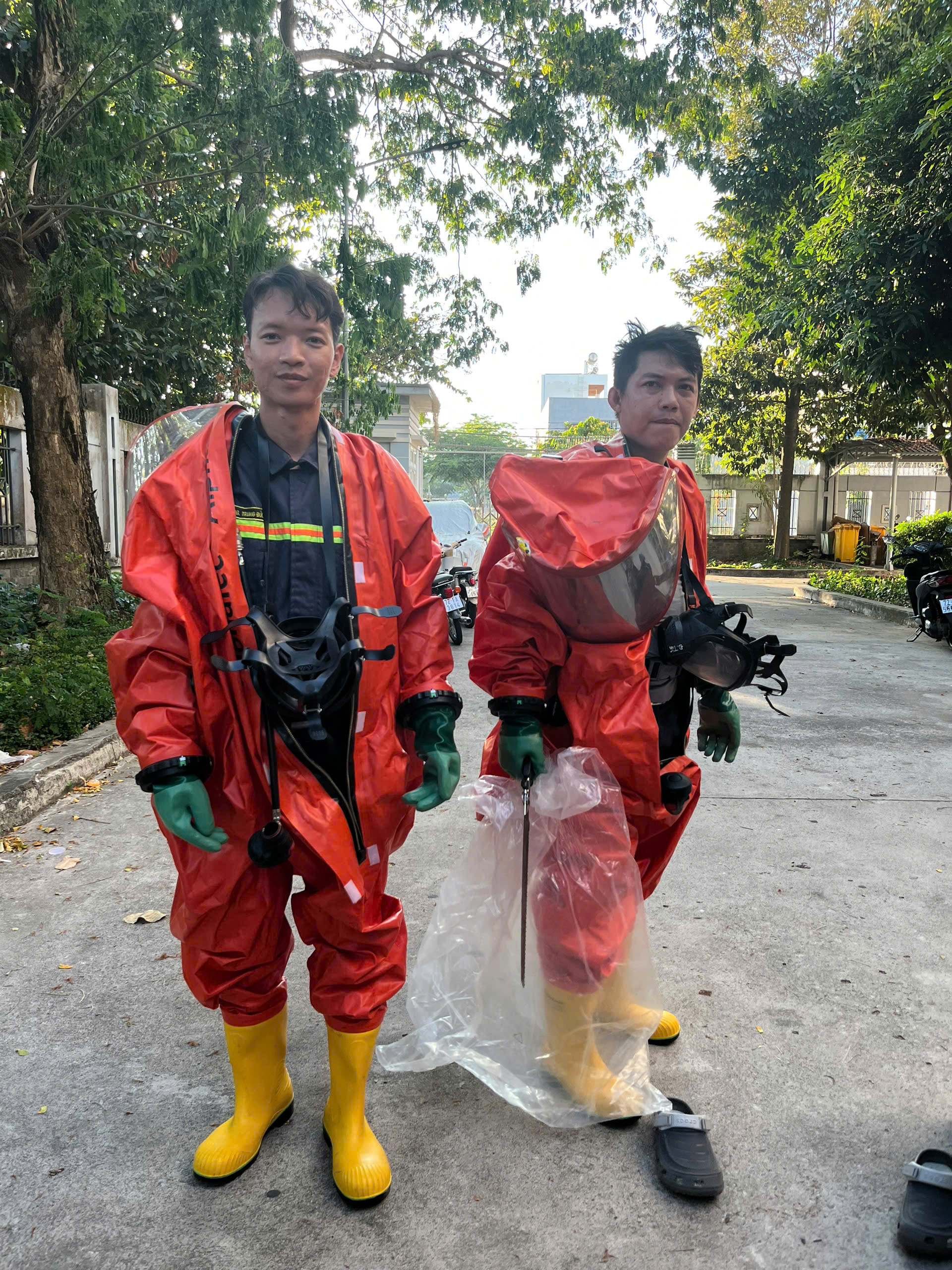 Kịp thời xử lý tổ ong 'khủng' trong khu dân cư ở TP.HCM - Ảnh 5.