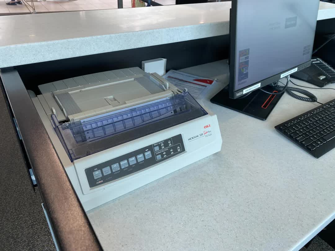 Vì sao các hãng bay vẫn dùng máy in 'cổ lỗ sĩ' từ thập niên 80? - Ảnh 1.