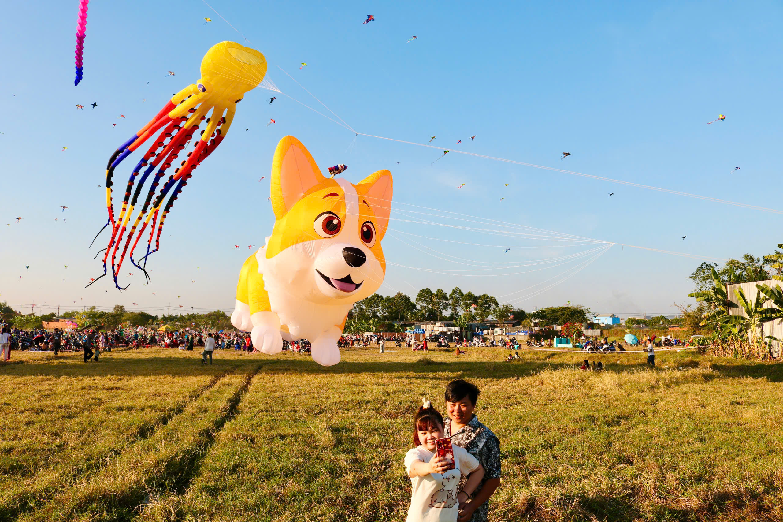 Choáng ngợp với con diều 'khổng lồ' dài 30 m, có giá hơn 40 triệu đồng - Ảnh 7.