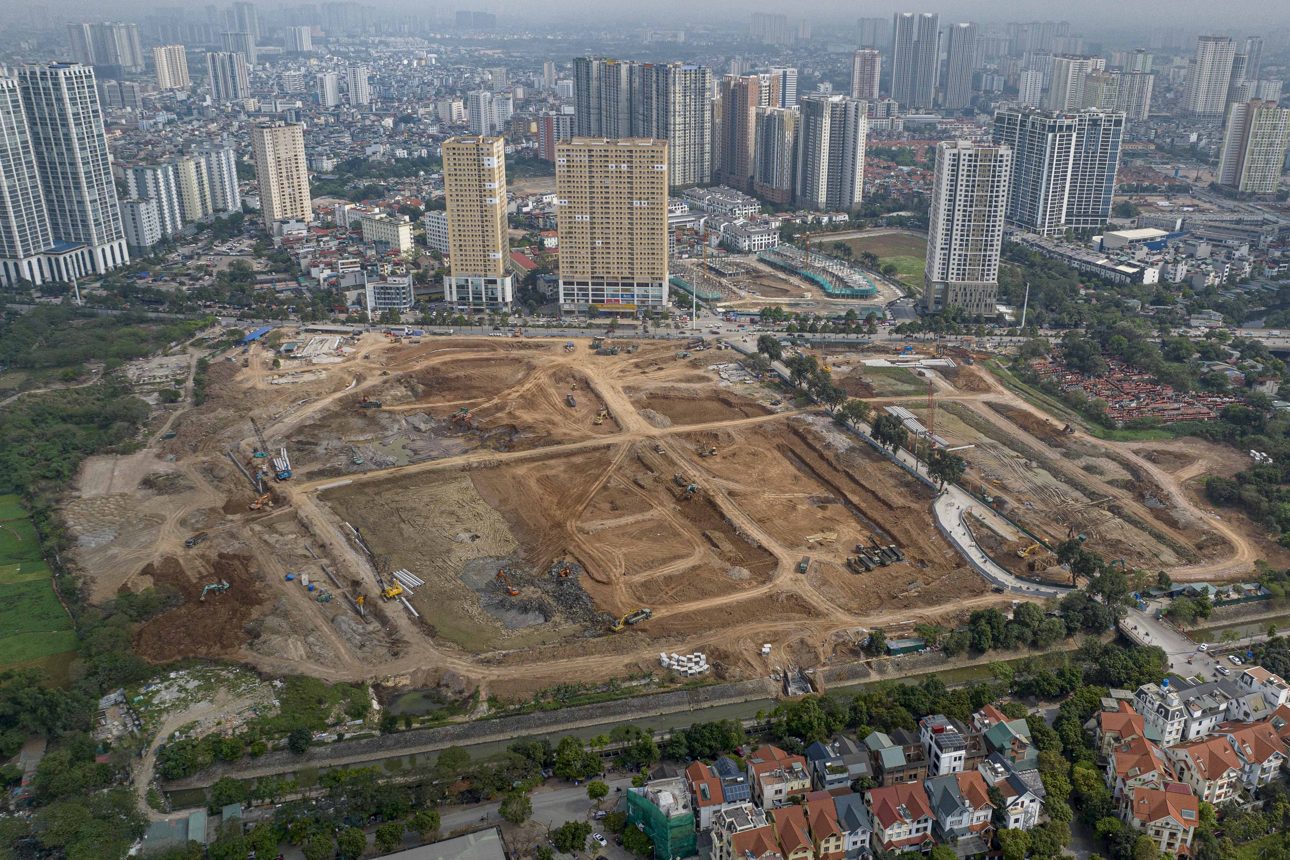 Hà Nội gấp rút thi công 7 hồ điều hòa đón đầu mùa mưa- Ảnh 3. Hà Nội gấp rút thi công 7 hồ điều hòa đón đầu mùa mưa- Ảnh 3.