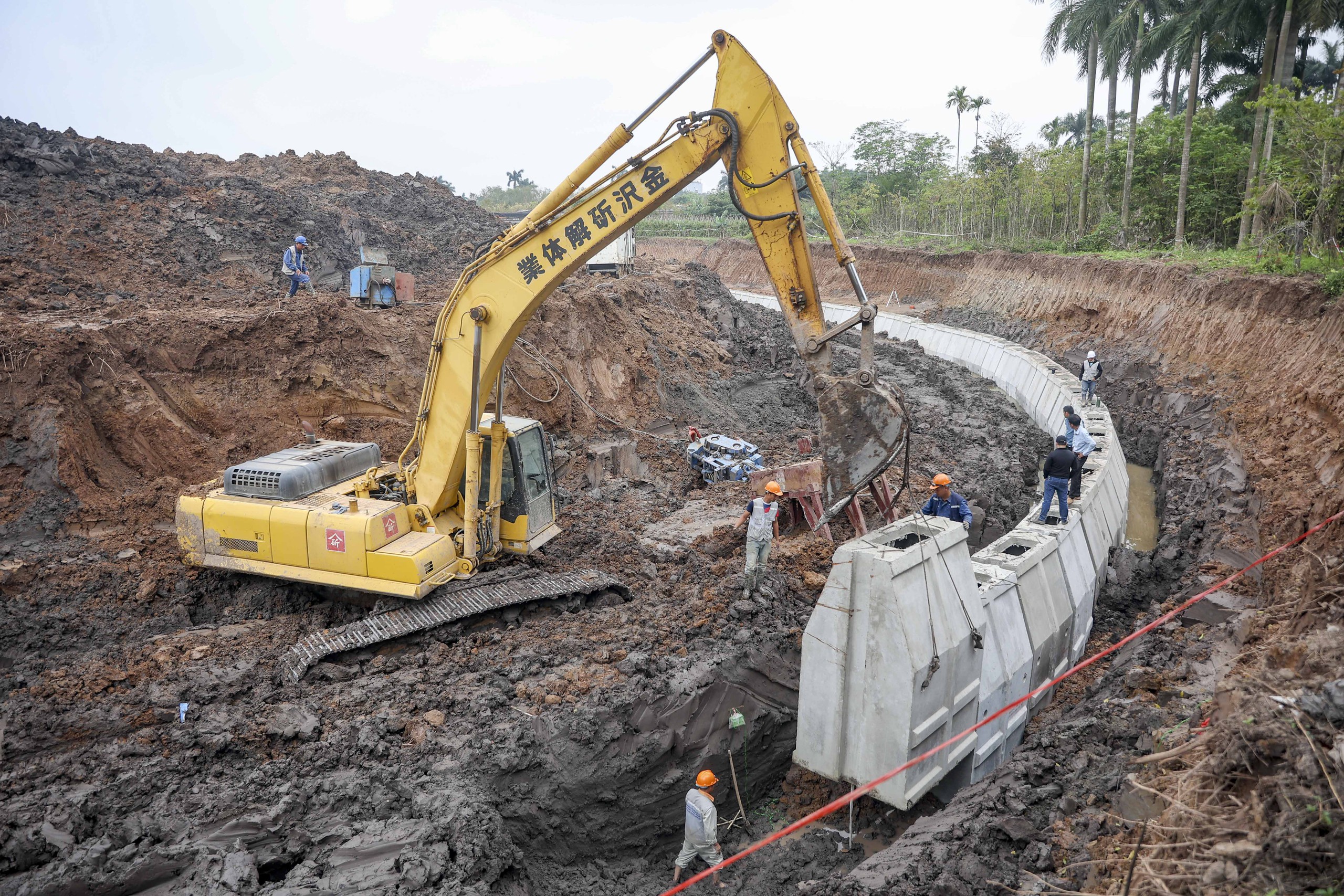 Hà Nội gấp rút thi công 7 hồ điều hòa đón đầu mùa mưa- Ảnh 7. Hà Nội gấp rút thi công 7 hồ điều hòa đón đầu mùa mưa- Ảnh 7.