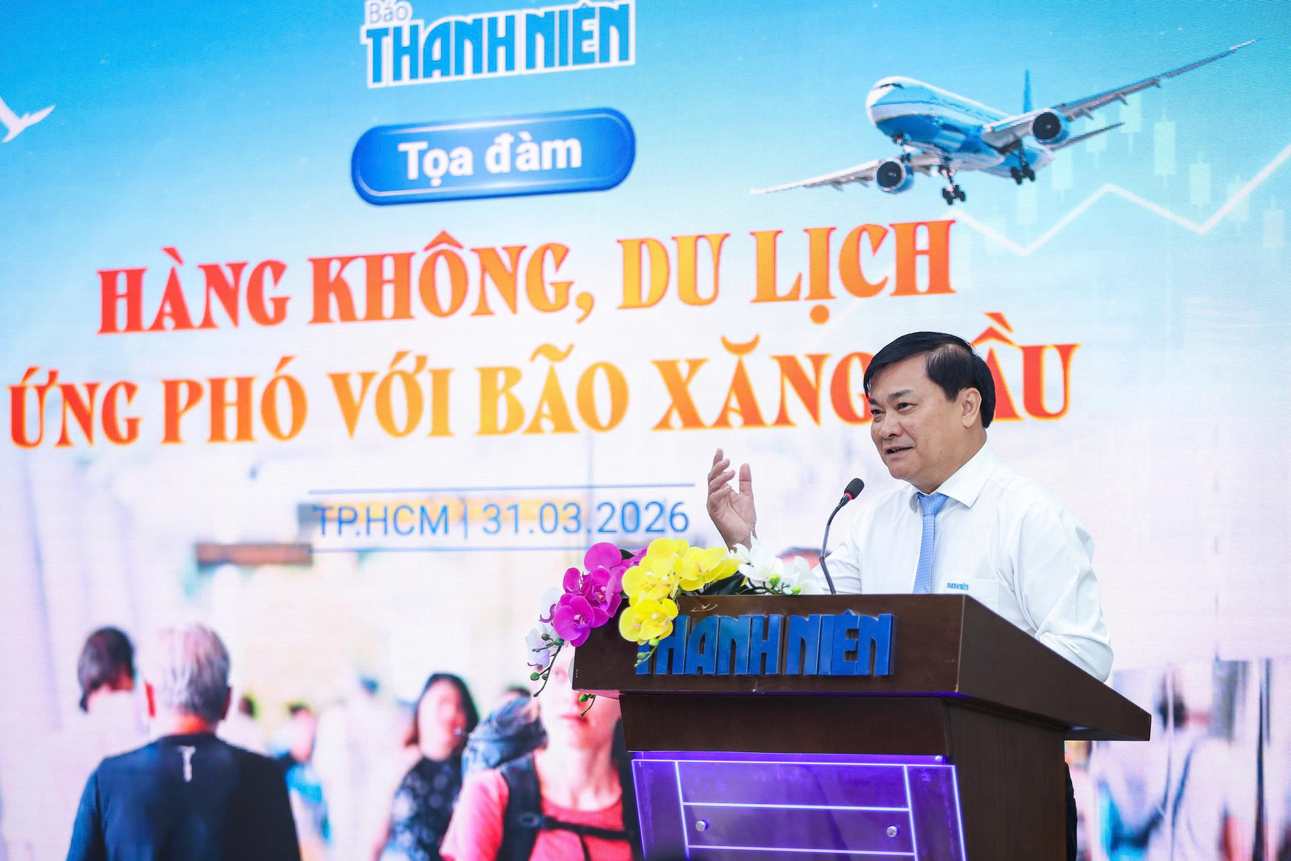 Hàng không, du lịch ứng phó 'cơn lốc ngược'- Ảnh 2.