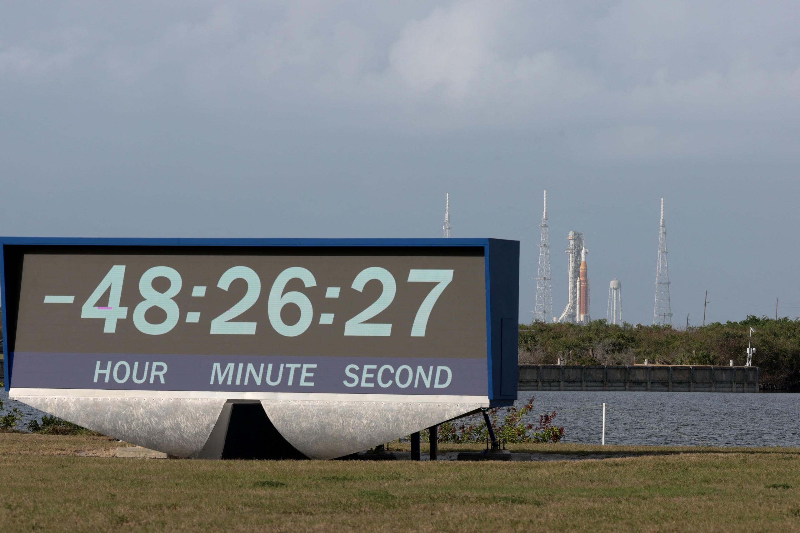 NASA bắt đầu đếm ngược phóng tàu có người lái lên mặt trăng - Ảnh 2.