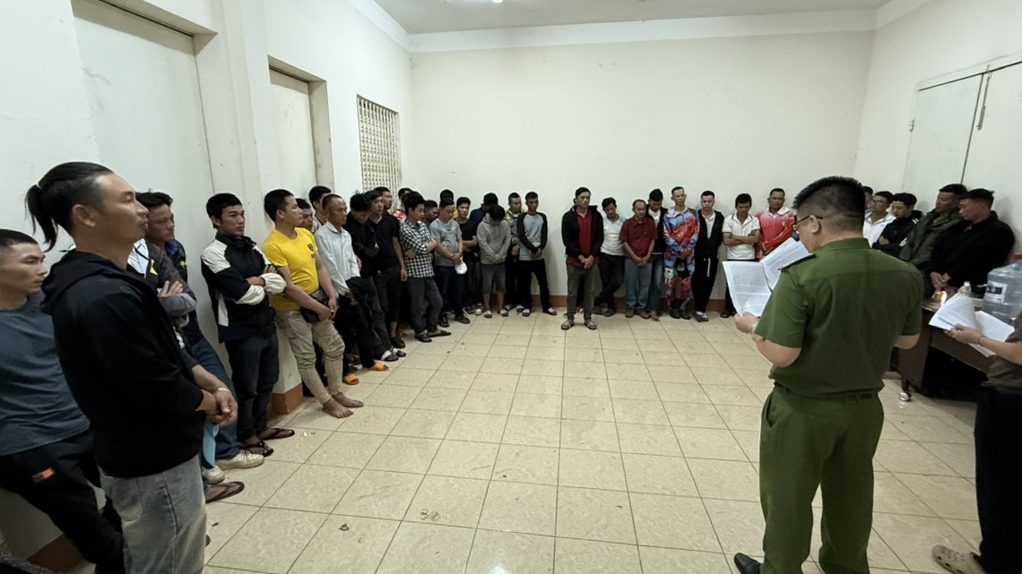 Bắt quả tang 45 người đánh bạc núp bóng câu cá trao thưởng - Ảnh 1.