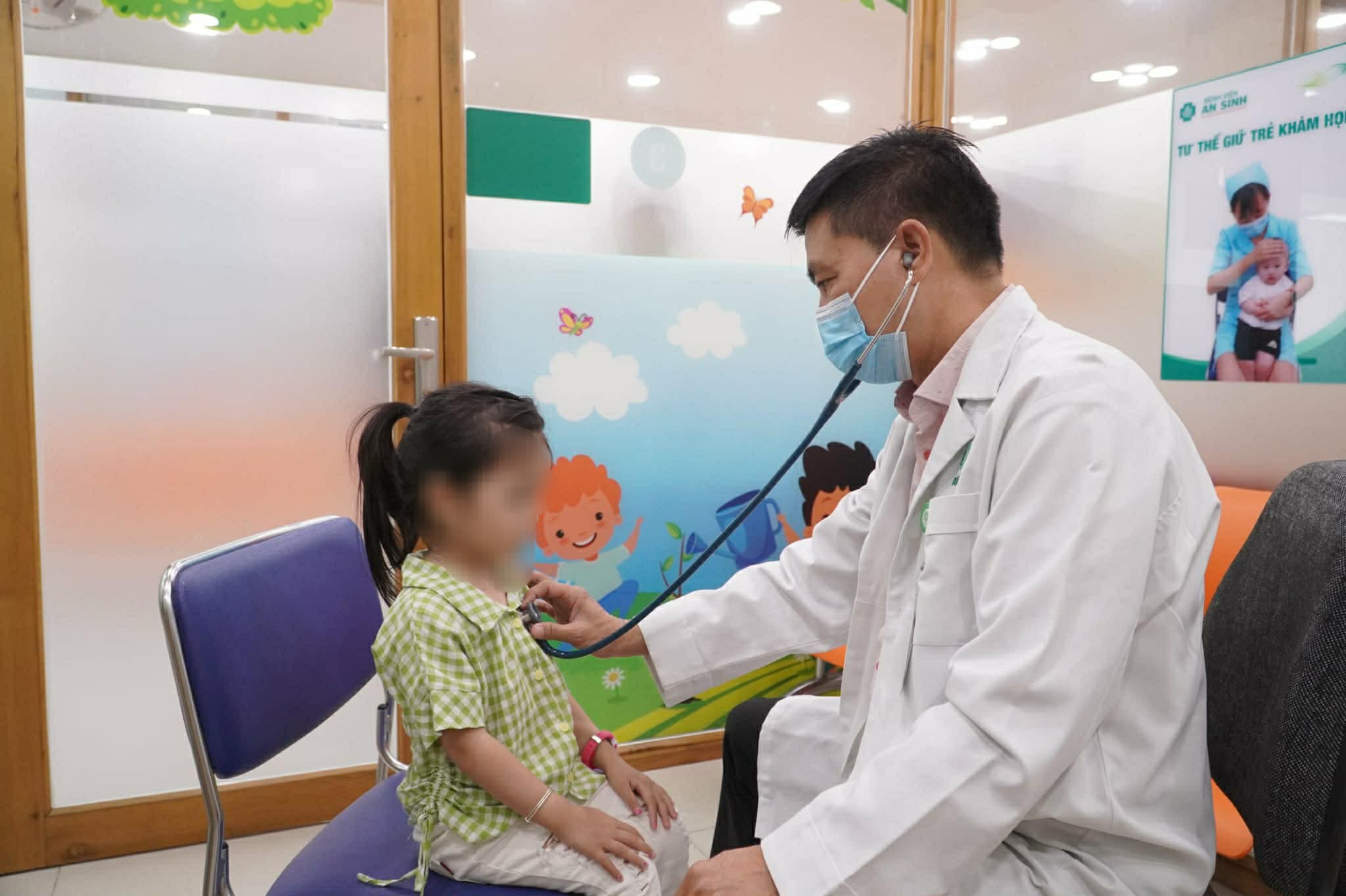 Bác sĩ cảnh báo dấu hiệu tay chân miệng nguy hiểm hơn nổi ban và loét miệng - Ảnh 3.