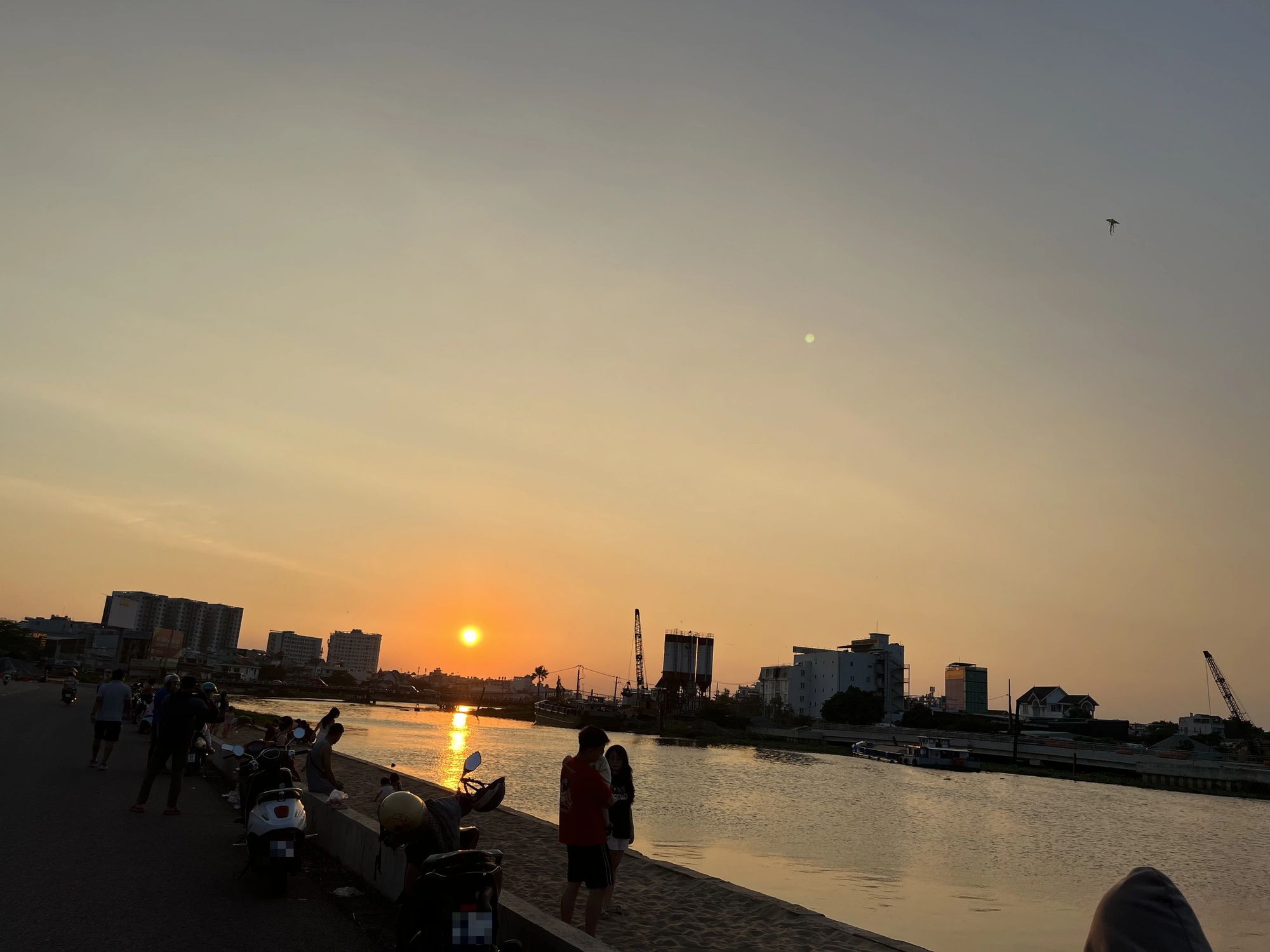 Điểm ngắm hoàng hôn cực phẩm như ở bãi biển ‘gây sốt’ giới trẻ TP.HCM - Ảnh 1.