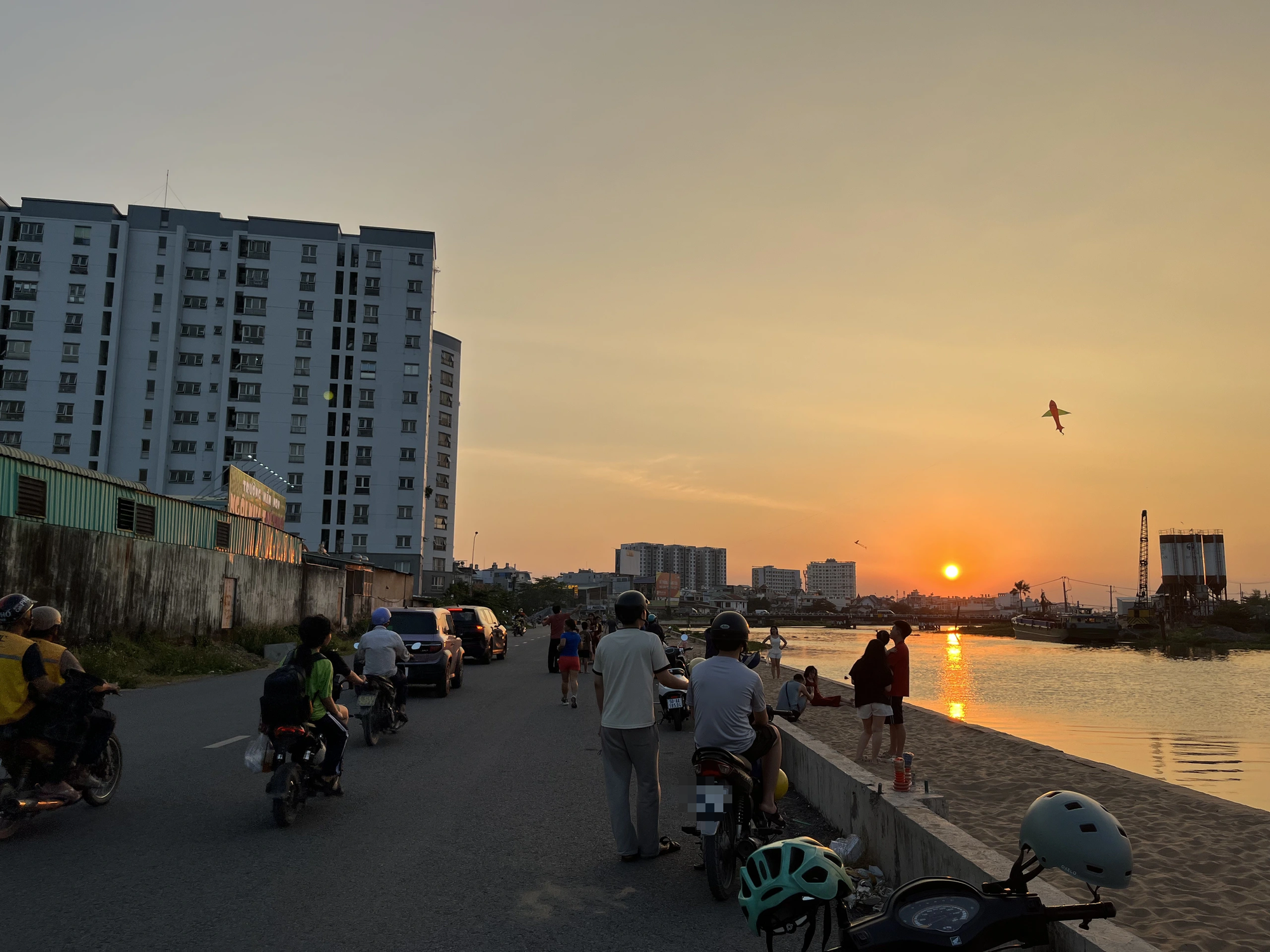 Điểm ngắm hoàng hôn cực phẩm như ở bãi biển ‘gây sốt’ giới trẻ TP.HCM - Ảnh 2.