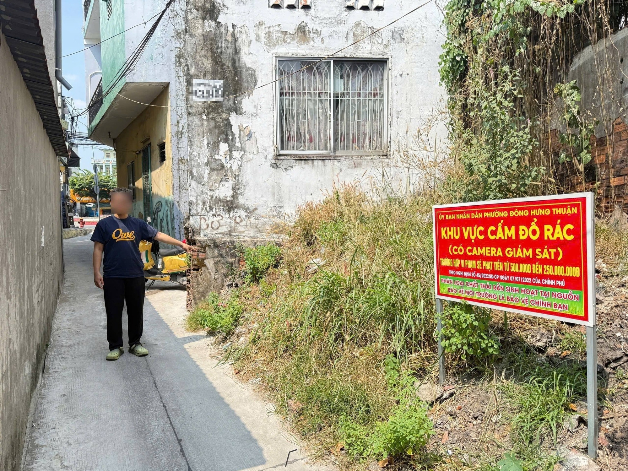 Xử phạt nam thanh niên vứt rác không đúng nơi quy định từ tin báo của dân - Ảnh 1.