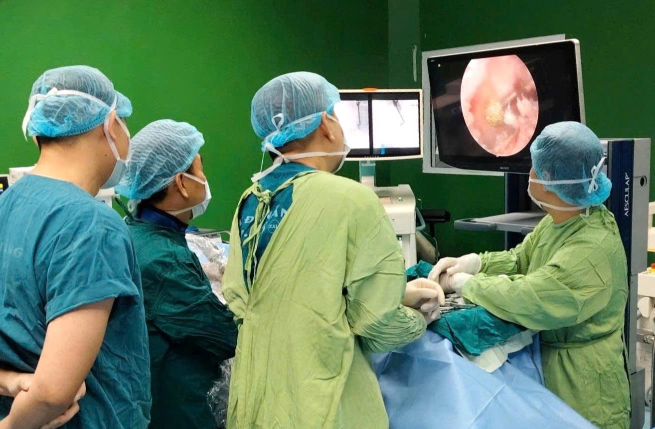 Bệnh viện Đà Nẵng lần đầu phẫu thuật nội soi cột sống hai cổng - Ảnh 1.