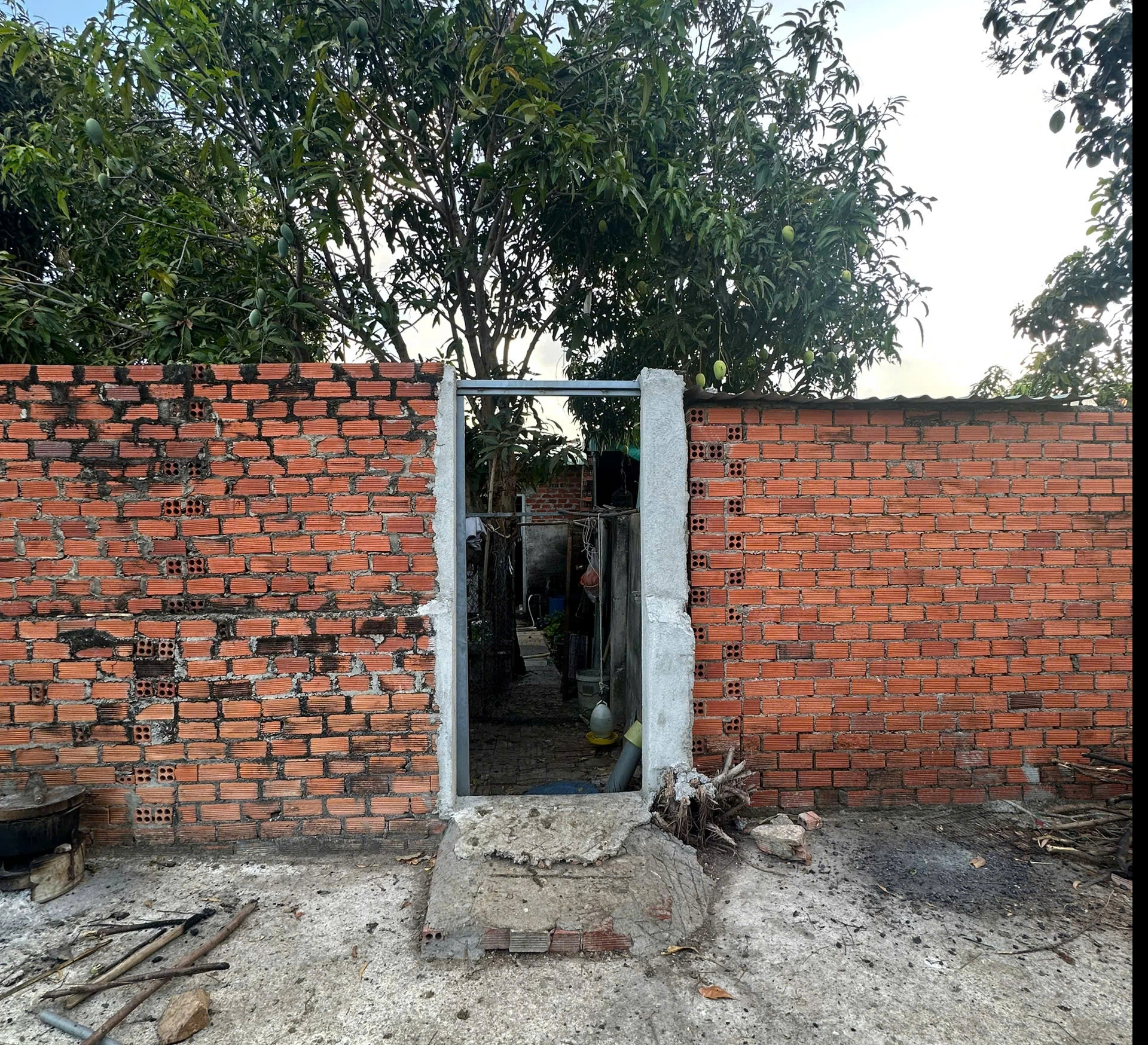 Đi tập thể dục, người dân phát hiện thi thể trẻ sơ sinh dưới kênh nước   - Ảnh 2.