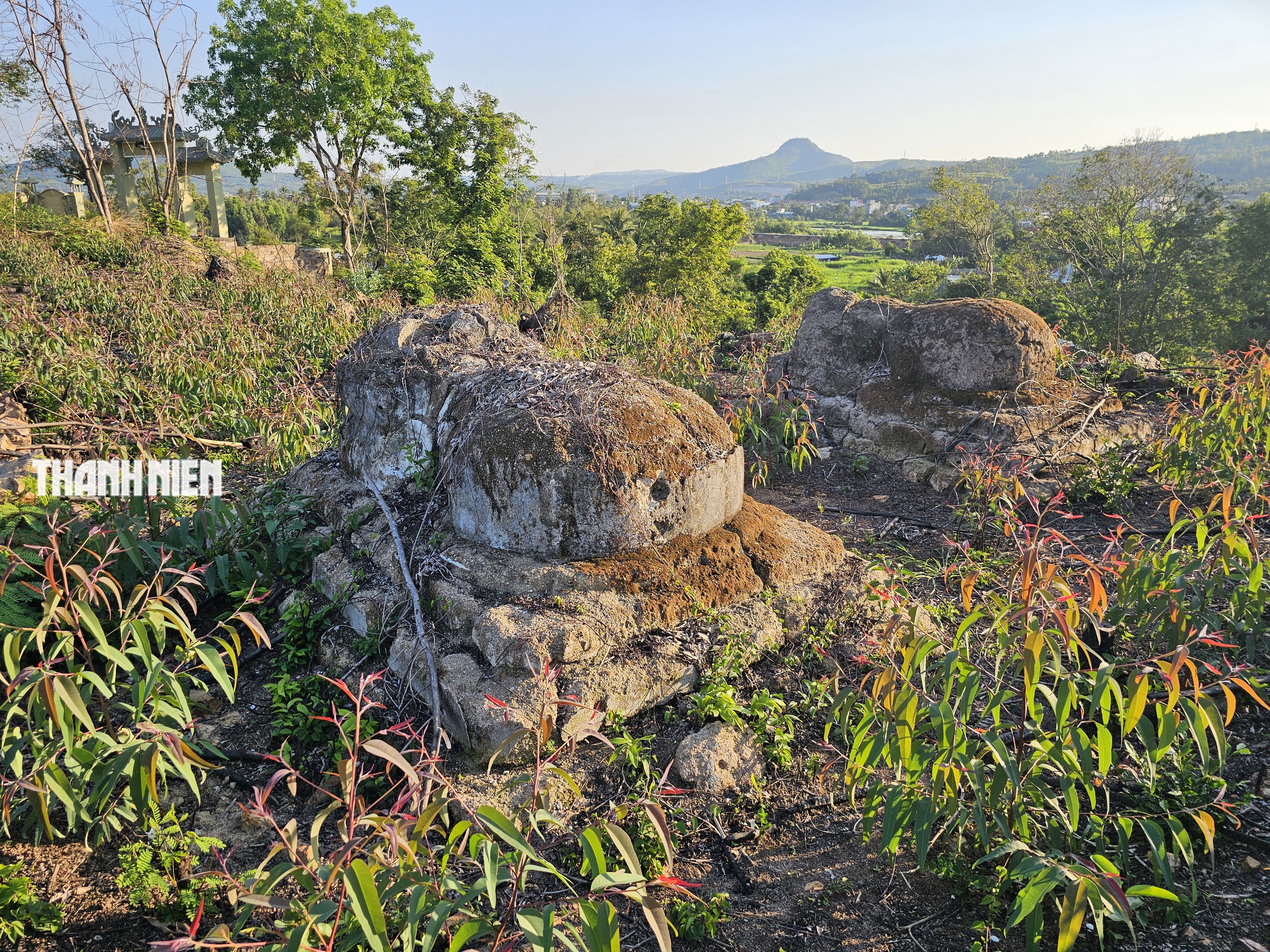 Khám phá ngôi chùa bên núi A Mang với hơn 500 mộ cổ- Ảnh 7. Khám phá ngôi chùa bên núi A Mang với hơn 500 mộ cổ- Ảnh 7.