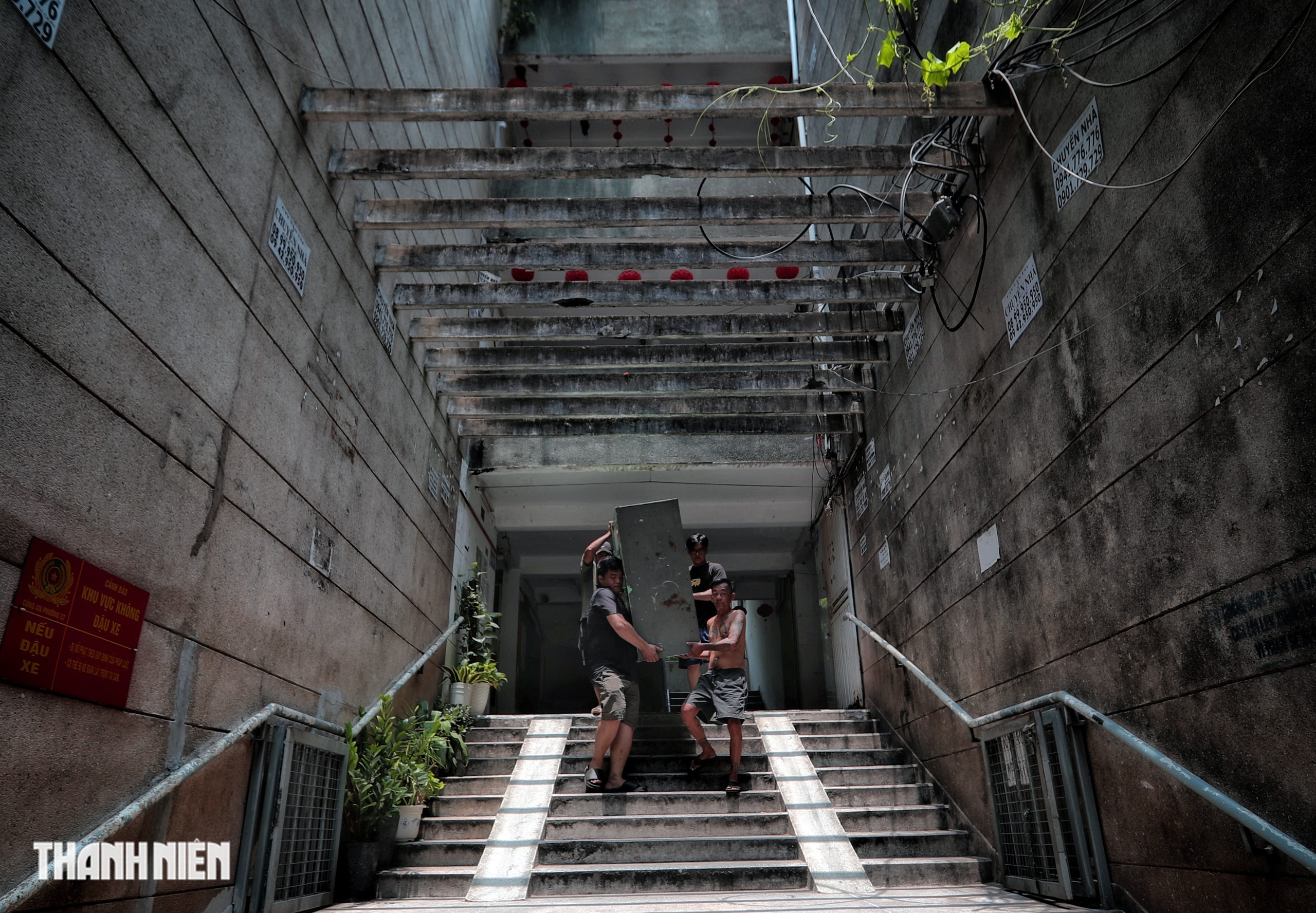 B&ecirc;n trong cư x&aacute; Thanh Đa xuống cấp: cư d&acirc;n giằng co giữa đi v&agrave; ở - Ảnh 1.