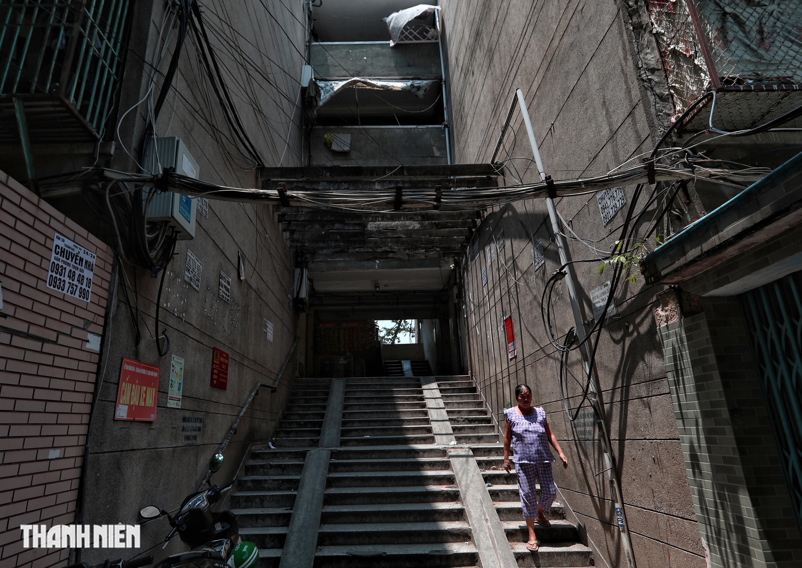 B&ecirc;n trong cư x&aacute; Thanh Đa xuống cấp: cư d&acirc;n giằng co giữa đi v&agrave; ở - Ảnh 2.