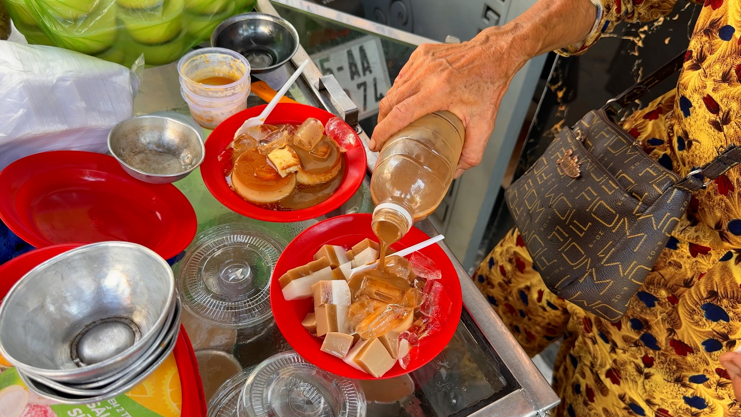 Xe b&aacute;nh flan 45 năm n&uacute;p hẻm của cụ b&agrave; 75 tuổi: Chỉ lời 1.000 đồng/c&aacute;i - Ảnh 1.