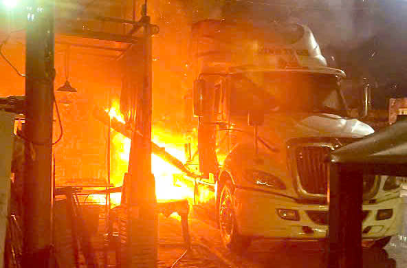 Khống chế nhanh vụ cháy xe đầu kéo container Tại TP . HCM trong đêm 2026 - Ảnh 1. Khống chế nhanh vụ cháy xe đầu kéo container Tại TP . HCM trong đêm 2026 - Ảnh 1.