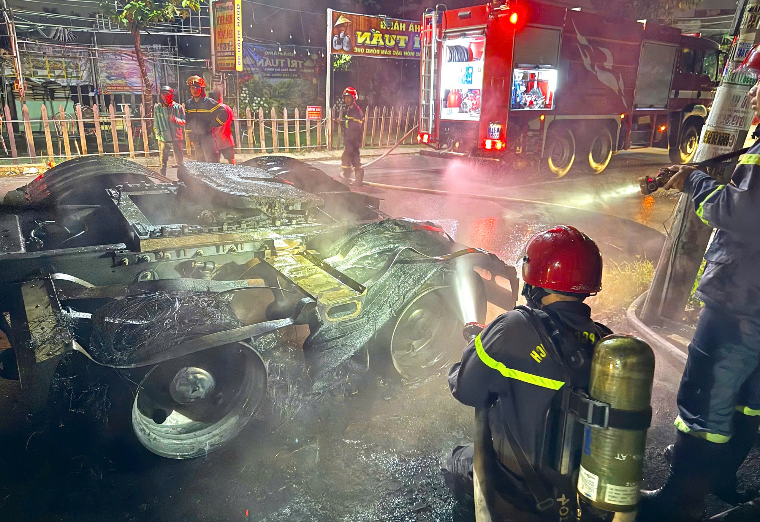 Khống chế nhanh vụ cháy xe đầu kéo container Tại TP . HCM trong đêm 2026 - Ảnh 2.