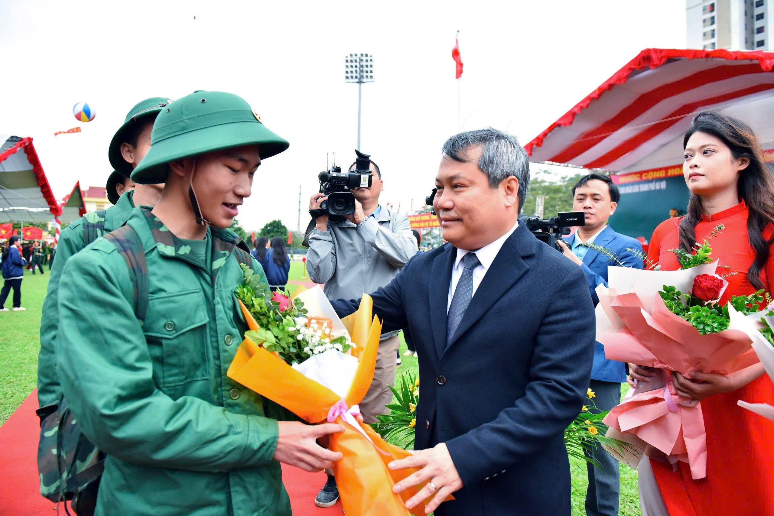 - Ảnh 2. '2 năm nhập ngũ sẽ nhanh thôi, em sẽ là hậu phương vững chắc cho anh' - Ảnh 2.