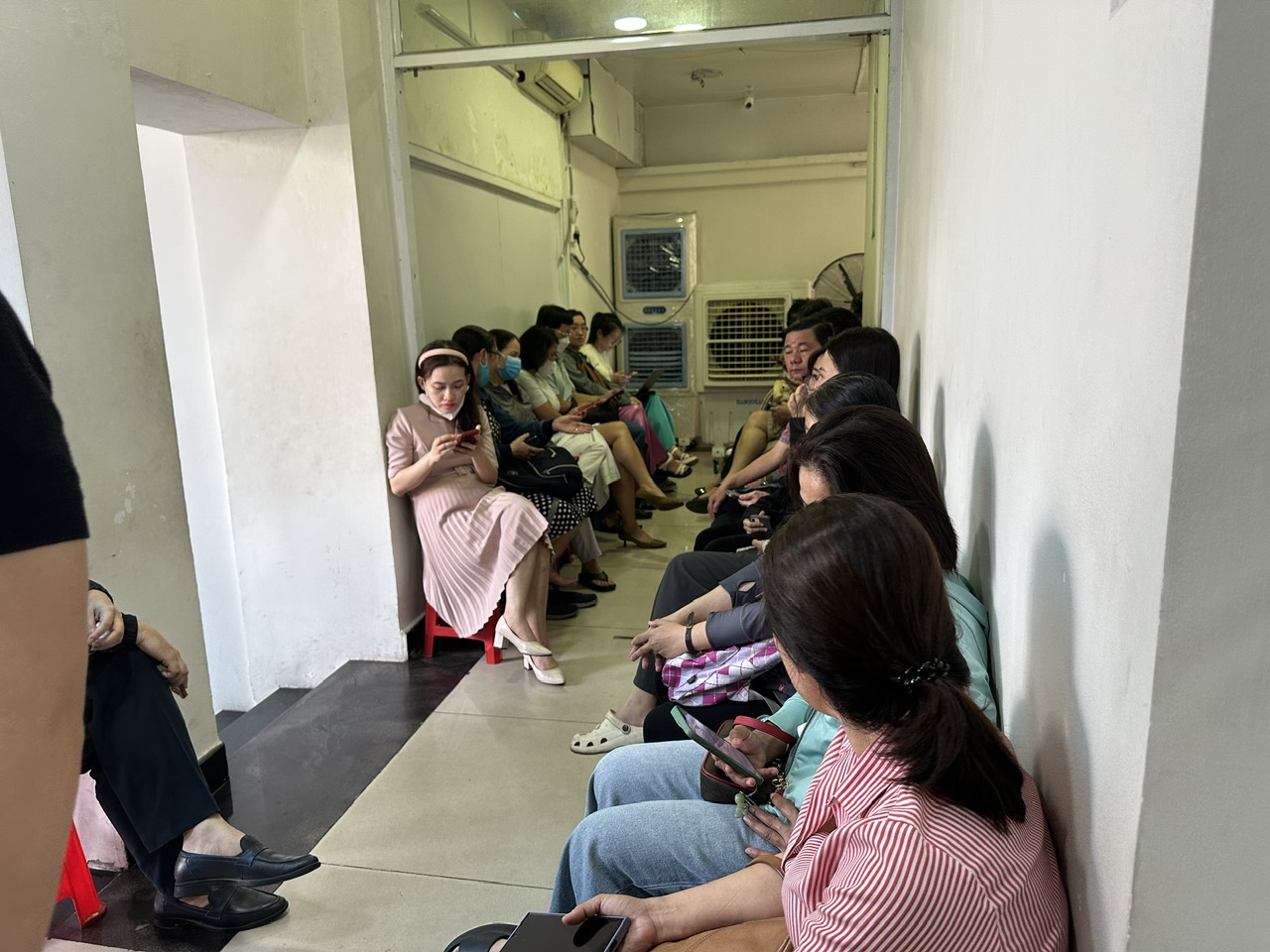 Khách xếp hàng chờ mua vàng khi giá giảm - Ảnh 2.