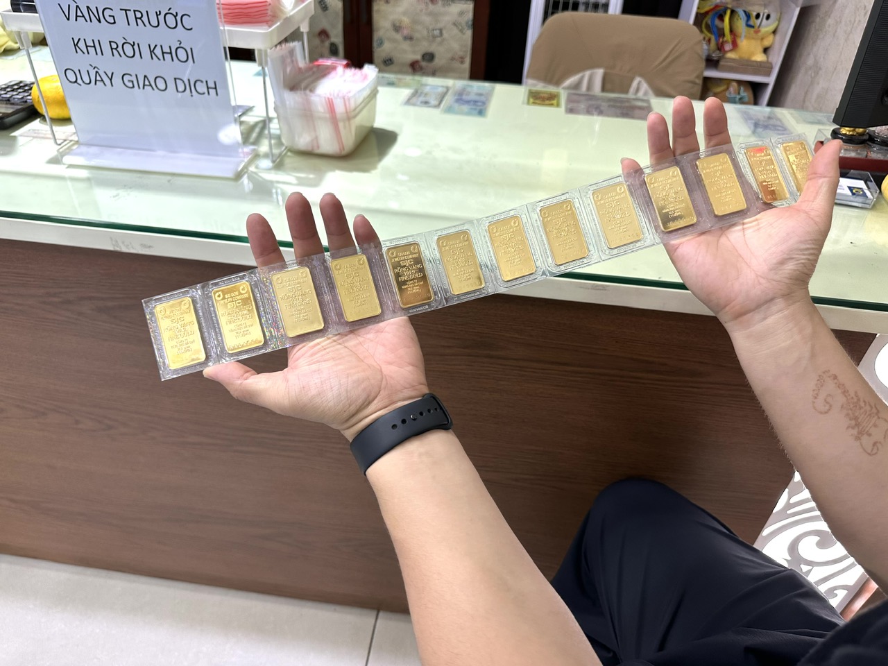 Khách xếp hàng chờ mua vàng khi giá giảm - Ảnh 7.