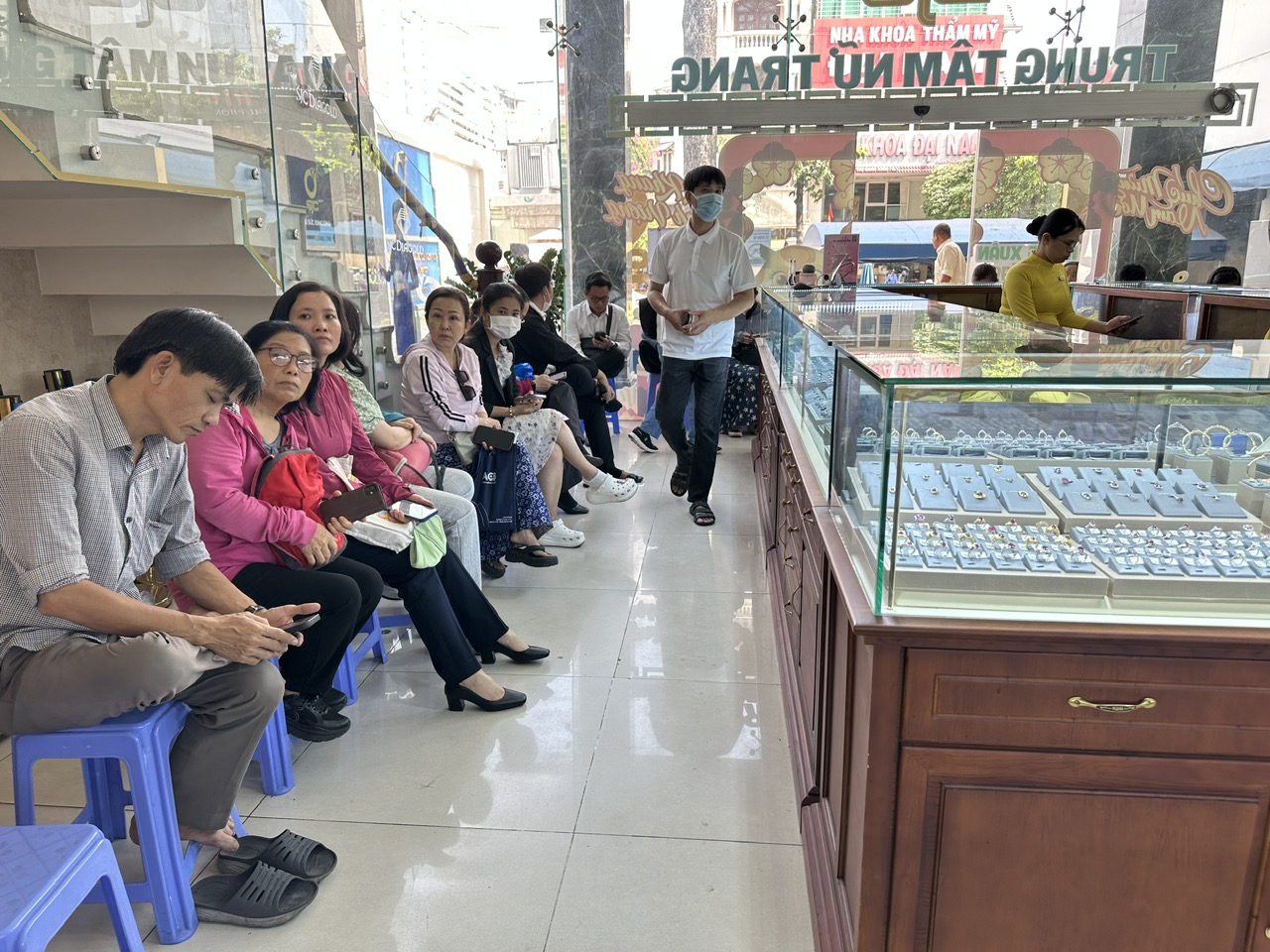 Khách xếp hàng chờ mua vàng khi giá giảm - Ảnh 6.