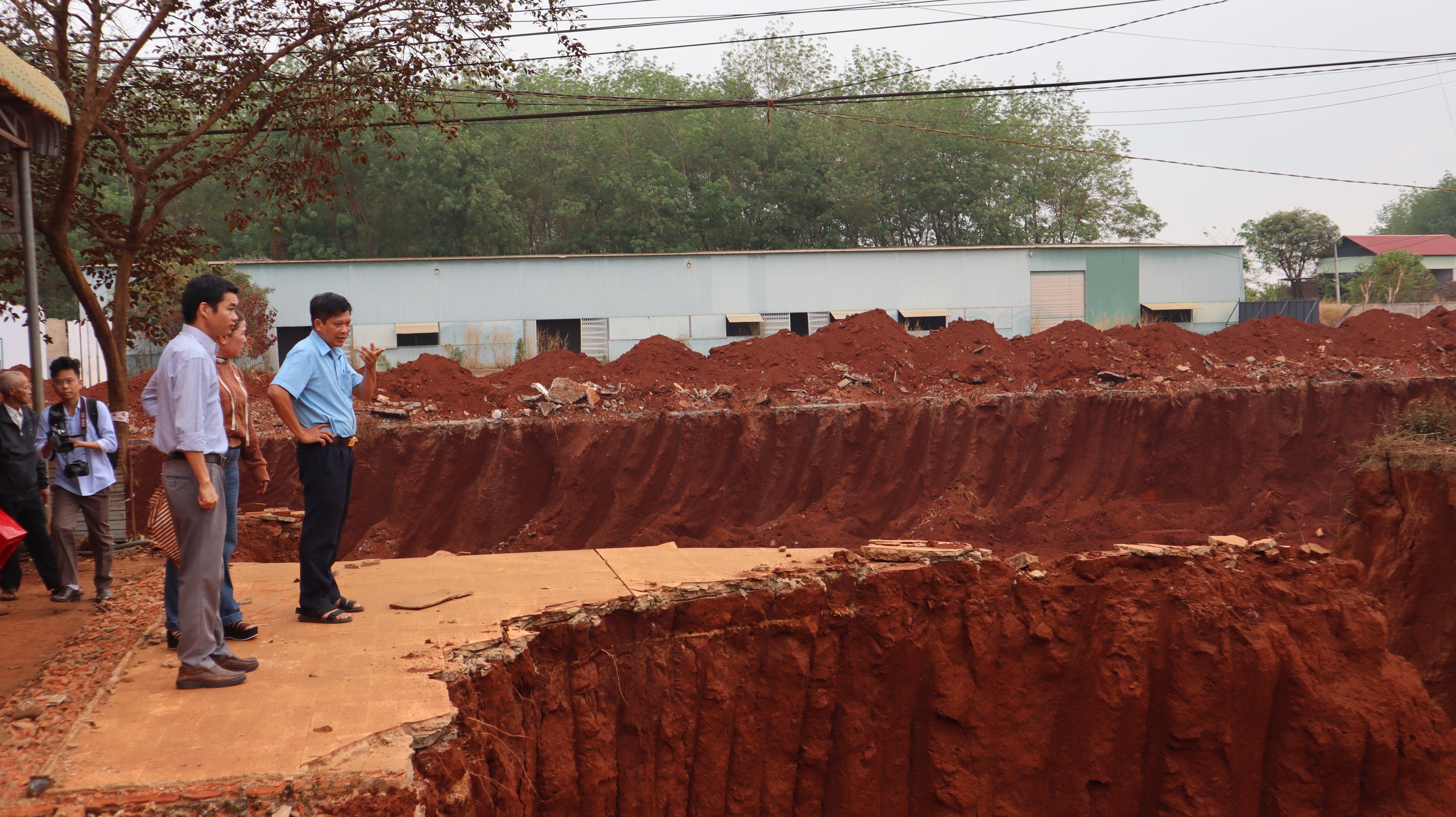 Hạ nền đường ĐT . 753 Làm nhiều nhà dân chênh vênh , 8 hộ được hỗ trợ nơi ở tạm - Ảnh 4.