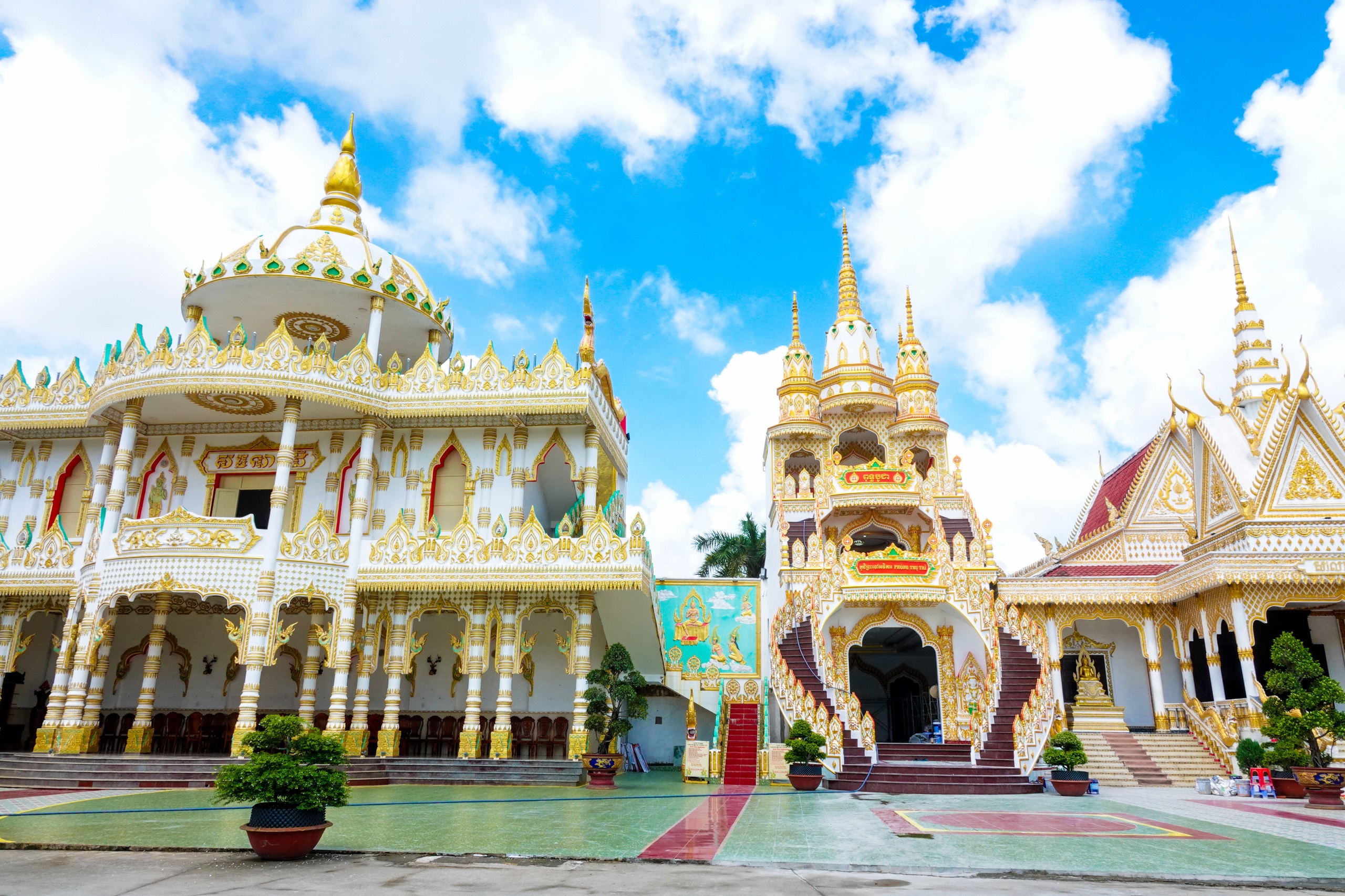 Ng&ocirc;i ch&ugrave;a Khmer đẹp như cung điện v&agrave; 'bảo t&agrave;ng độc nhất v&ocirc; nhị' ở miền T&acirc;y - Ảnh 1.