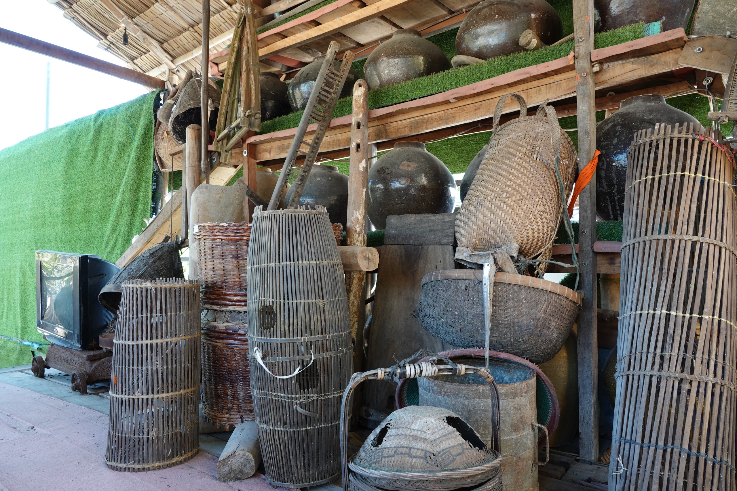 Ng&ocirc;i ch&ugrave;a Khmer đẹp như cung điện v&agrave; 'bảo t&agrave;ng độc nhất v&ocirc; nhị' ở miền T&acirc;y - Ảnh 10.