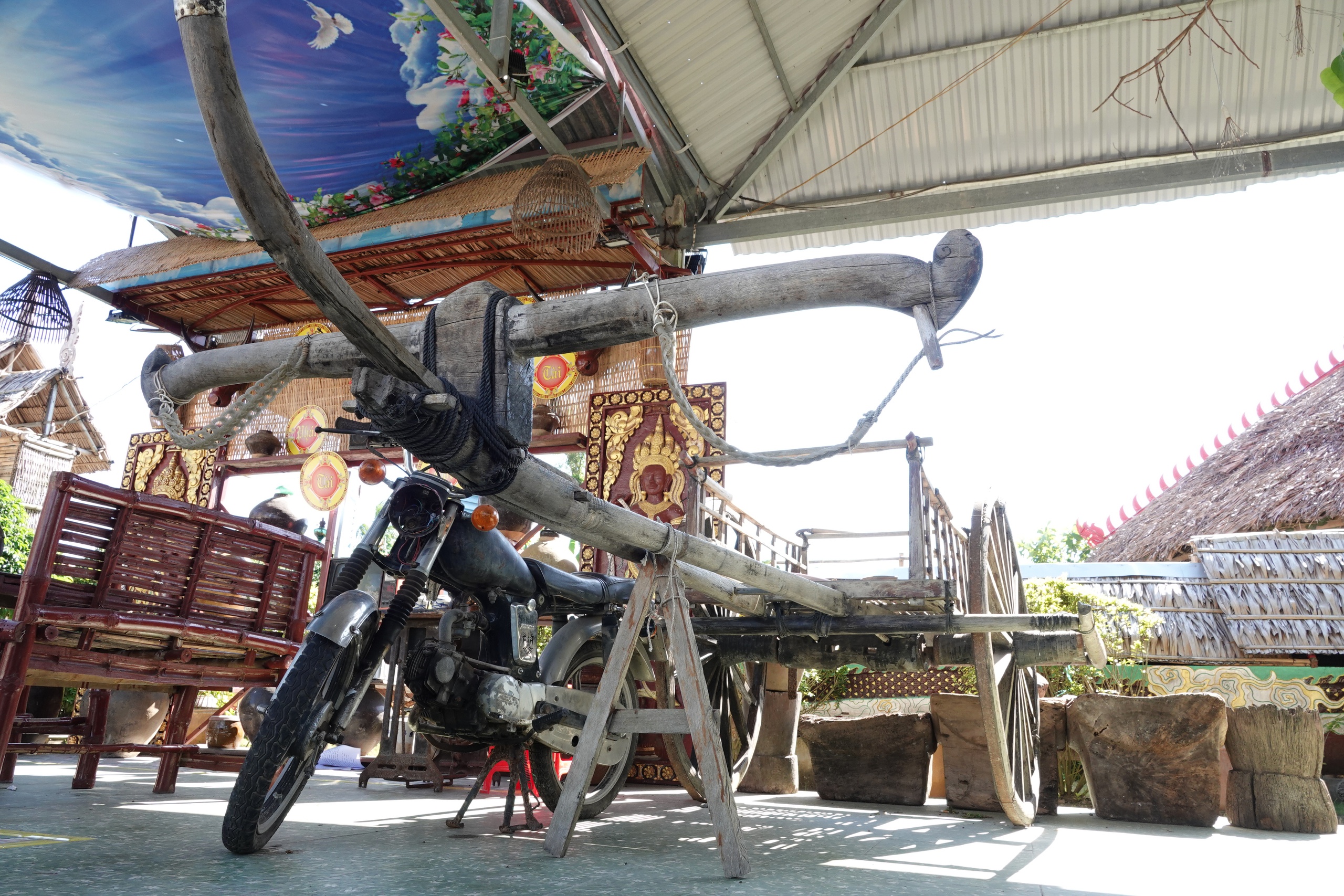 Ng&ocirc;i ch&ugrave;a Khmer đẹp như cung điện v&agrave; 'bảo t&agrave;ng độc nhất v&ocirc; nhị' ở miền T&acirc;y - Ảnh 13.