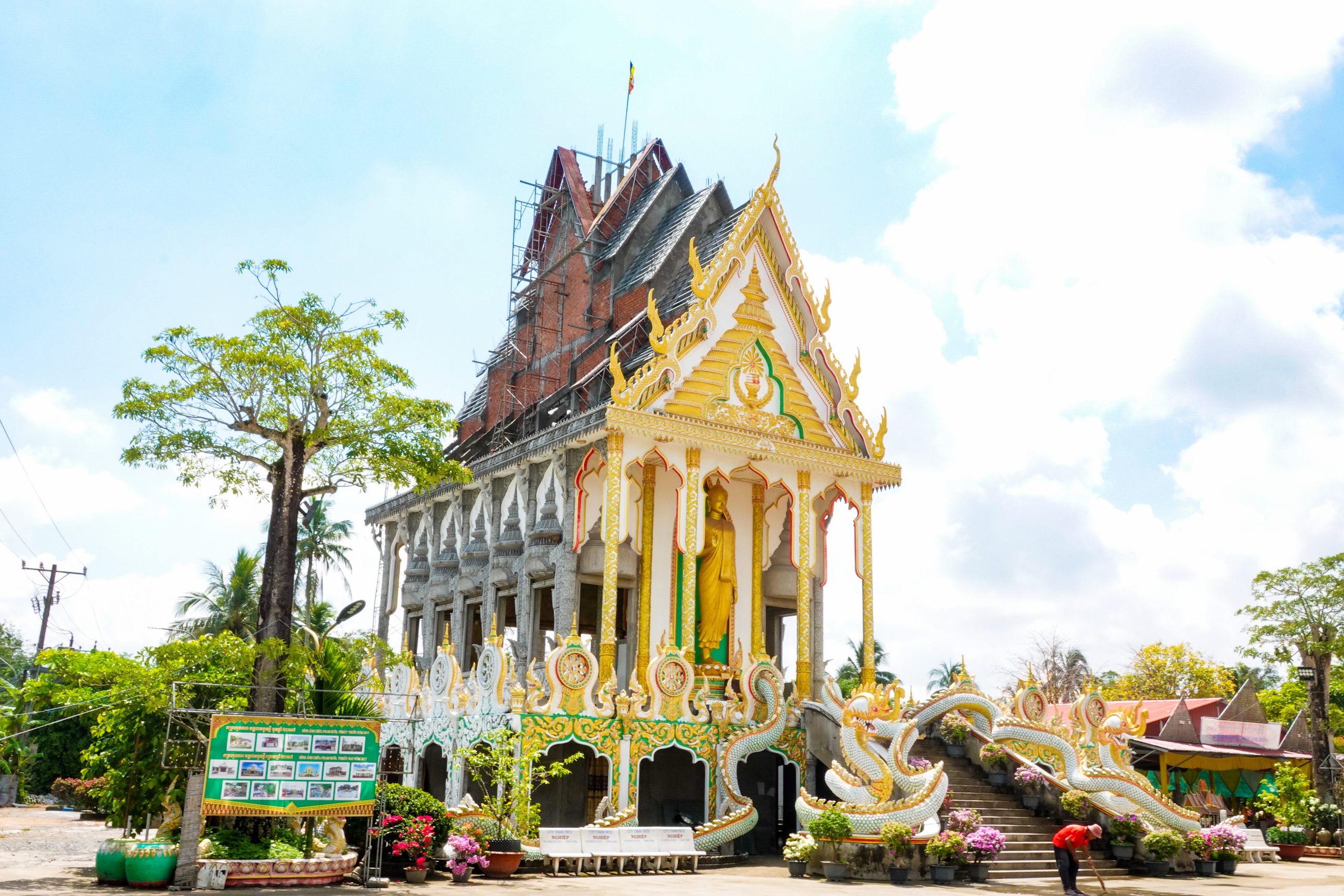 Ng&ocirc;i ch&ugrave;a Khmer đẹp như cung điện v&agrave; 'bảo t&agrave;ng độc nhất v&ocirc; nhị' ở miền T&acirc;y - Ảnh 2.