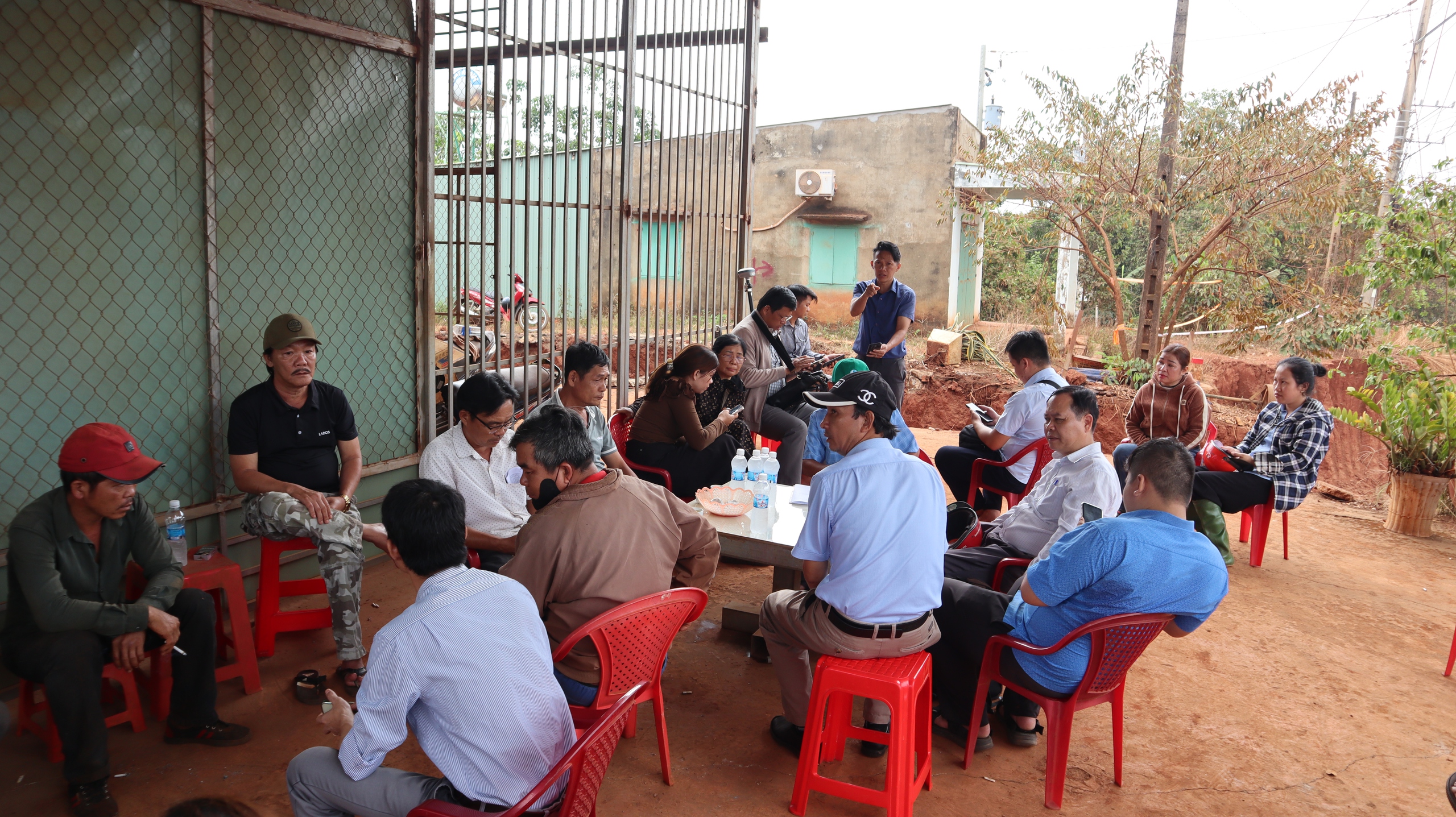 Hạ nền đường ĐT . 753 Làm nhiều nhà dân chênh vênh , 8 hộ được hỗ trợ nơi ở tạm - Ảnh 2.