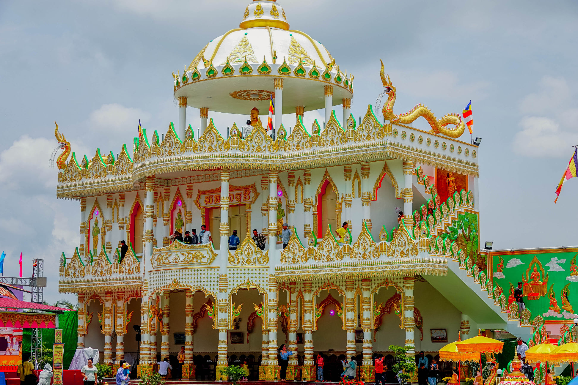 Ng&ocirc;i ch&ugrave;a Khmer đẹp như cung điện v&agrave; 'bảo t&agrave;ng độc nhất v&ocirc; nhị' ở miền T&acirc;y - Ảnh 4.